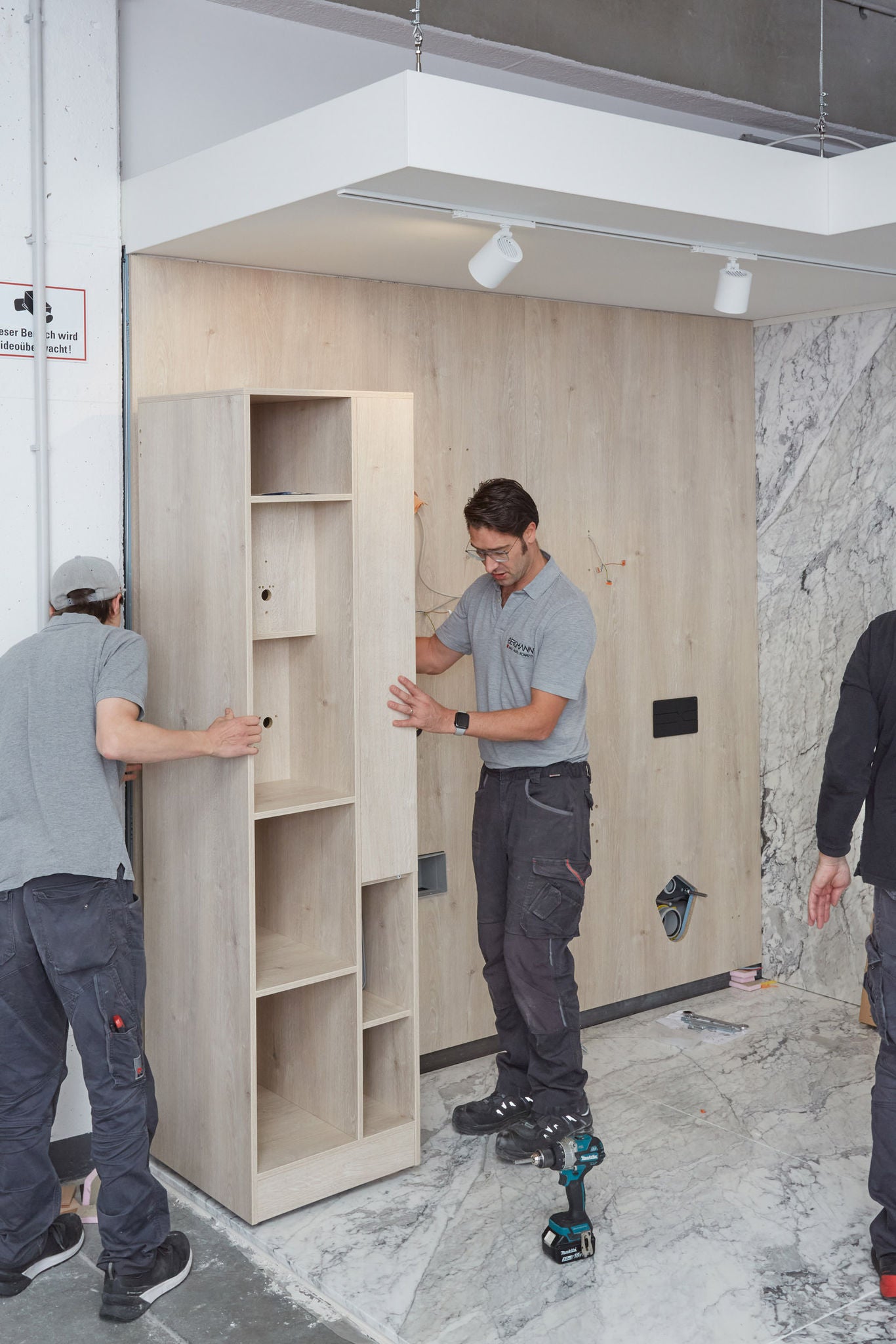 Handwerker bauen eine systemische Badlösung auf