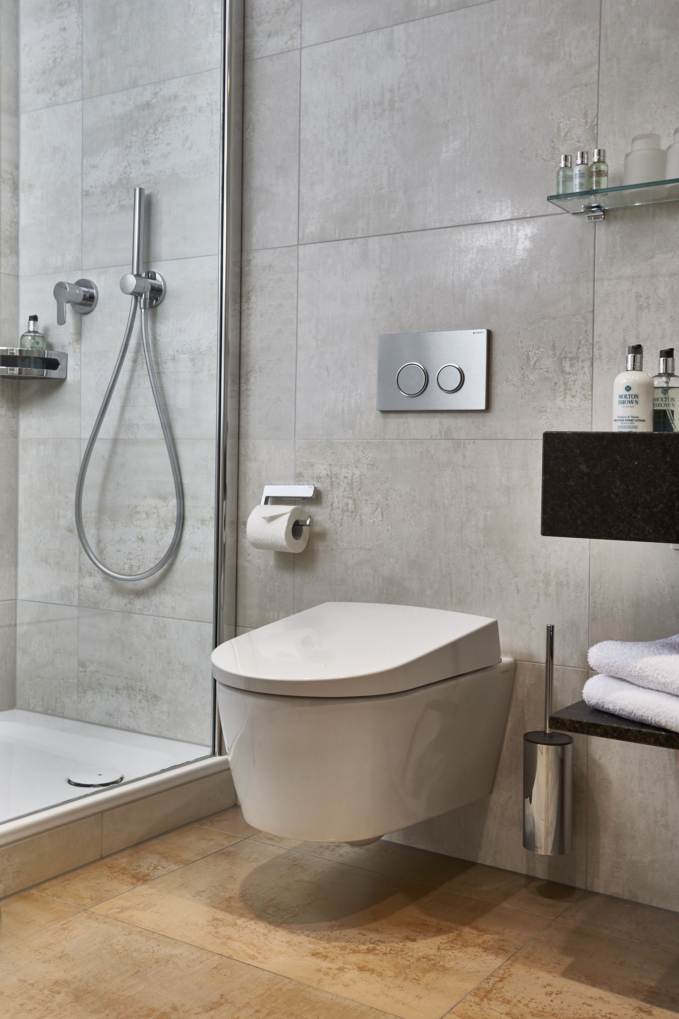 Shower and WC with IXMO fittings and COLLECTION MOLL accessories in Hotel La Villa