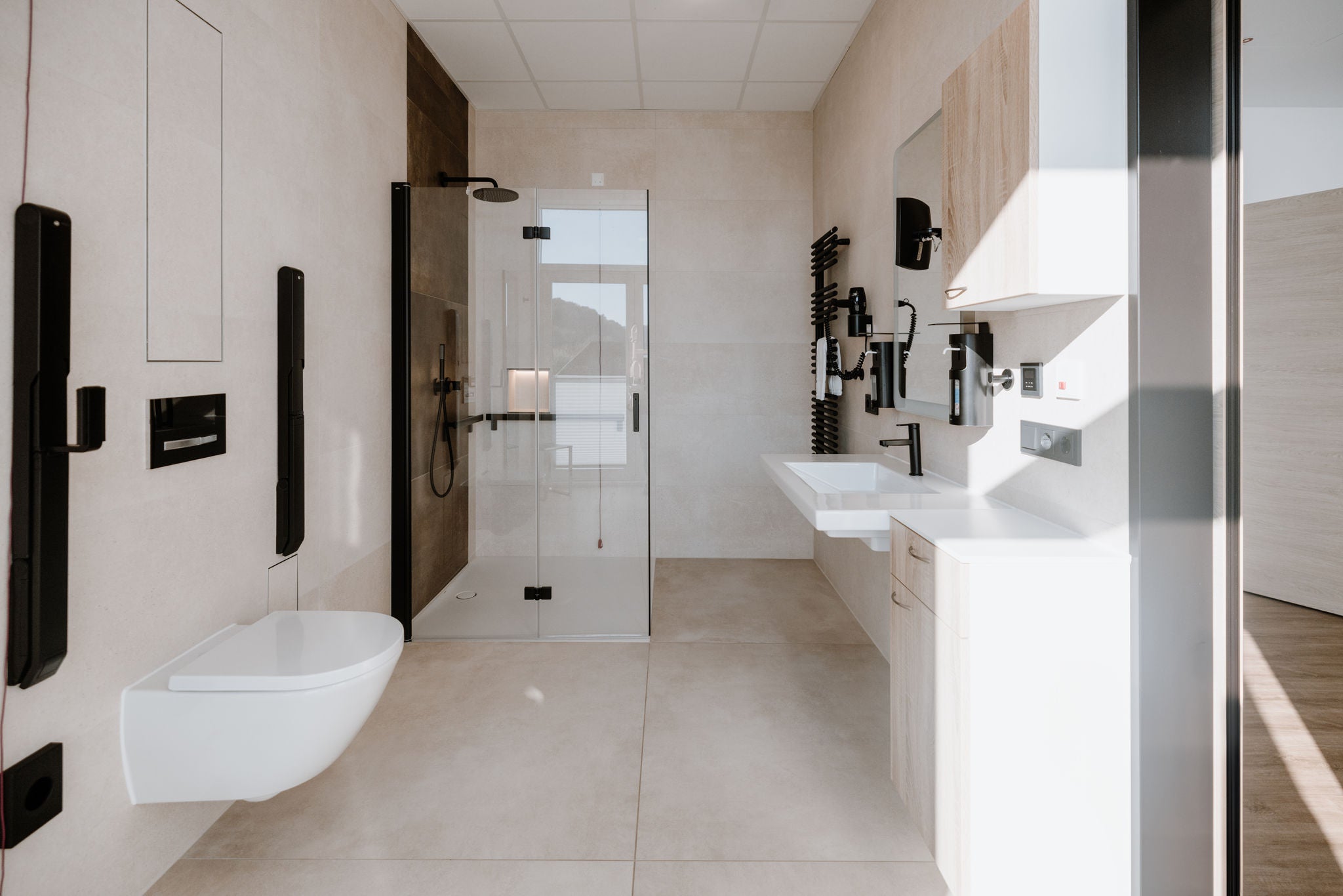 Schwarze Armaturen und Accessoires im Komfortzimmer des Ev. Krankenhaus Göttingen-Weende