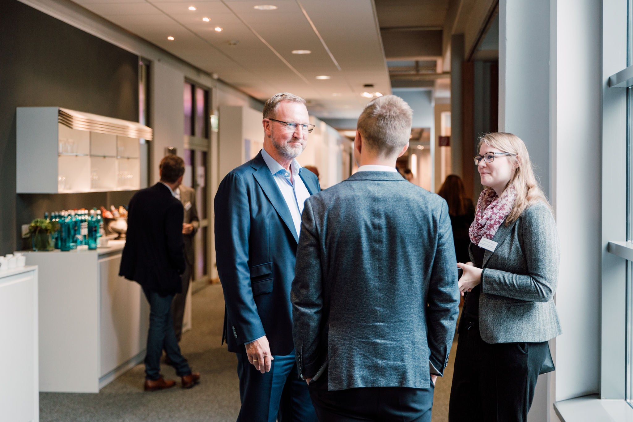 KEUCO Geschäftsführer Lubert Winnecken im Gespräch mit Teilnehmern der Veranstaltung