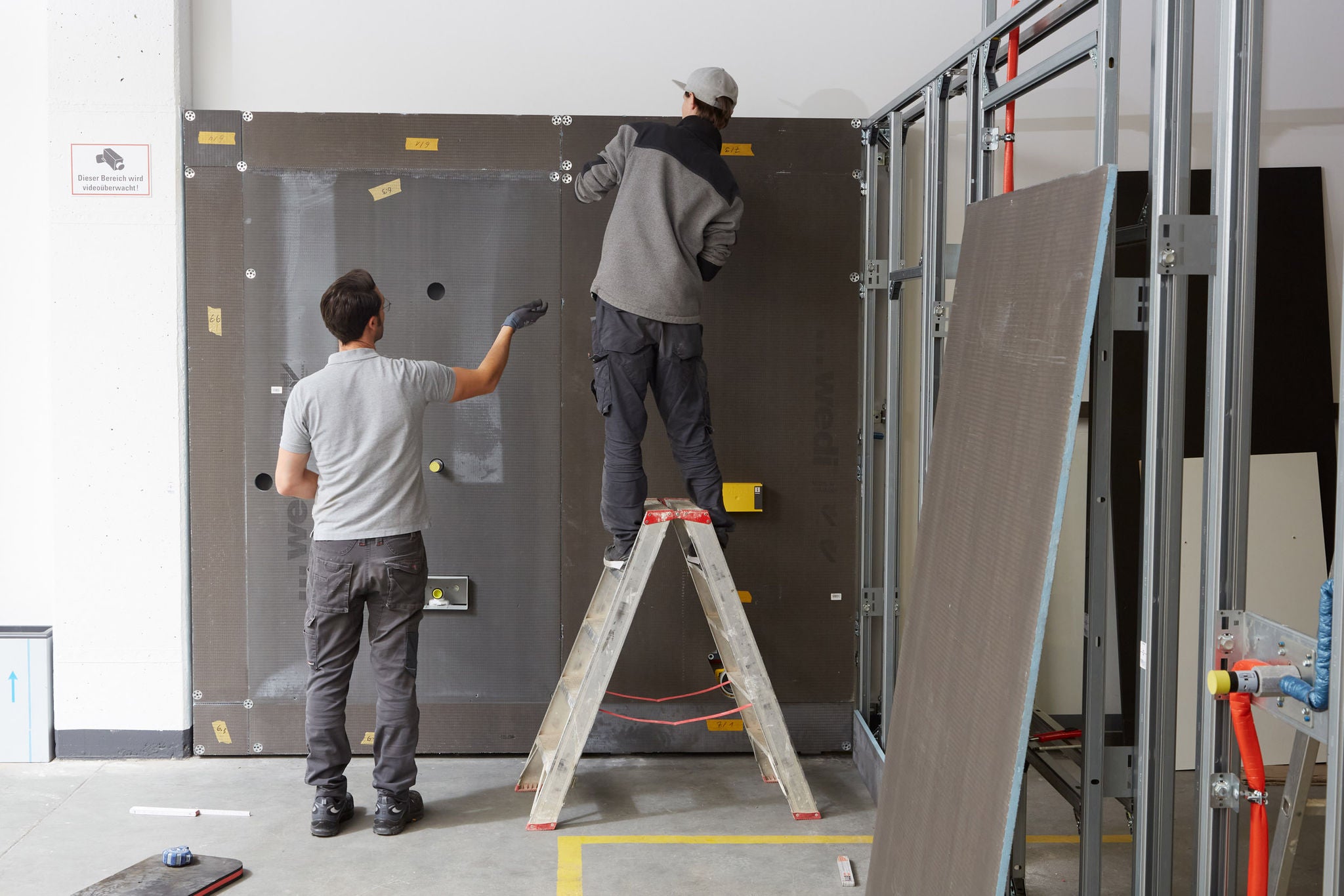 Handwerker bauen eine systemische Badlösung auf