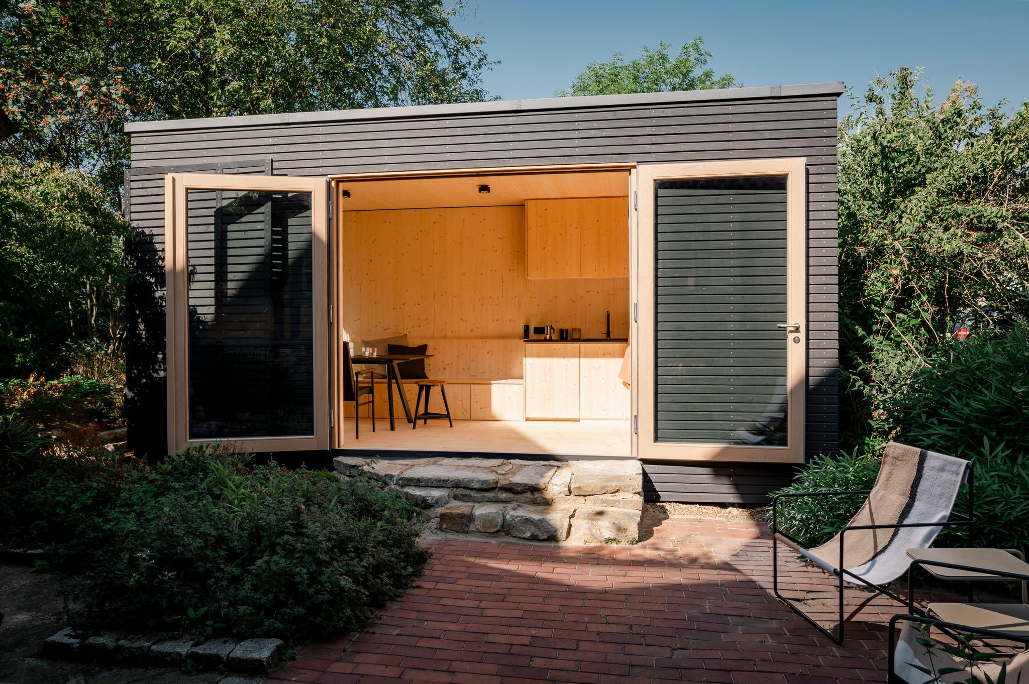 MIMA Minimalhaus mit geöffneten Türen