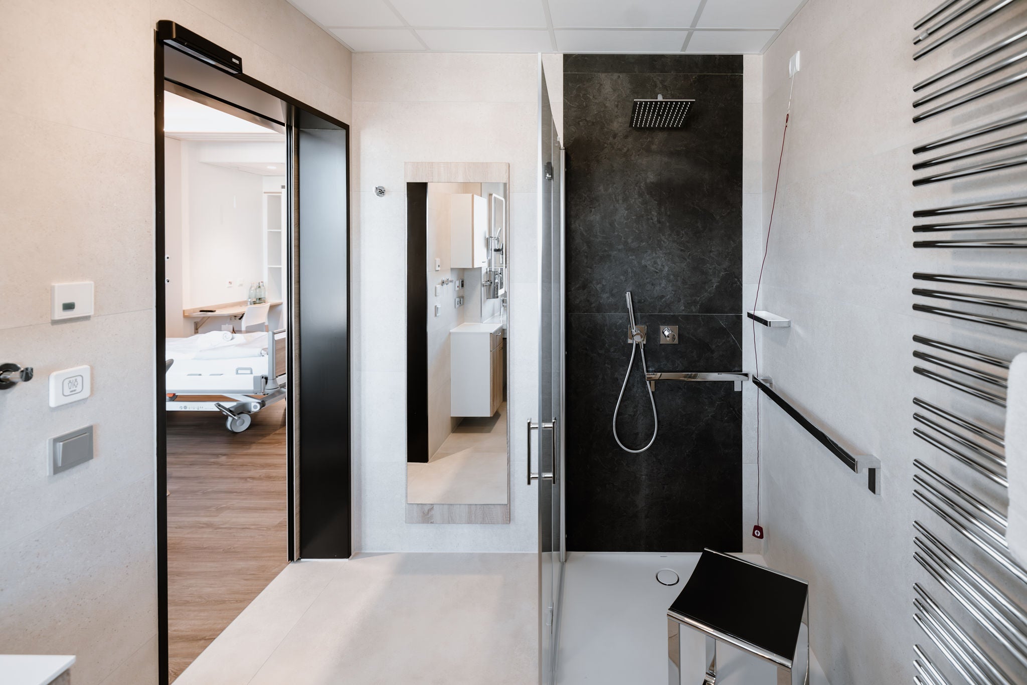 IXMO Duscharmaturen und Collection Axess Haltegriffe im Komfortzimmer des Ev. Krankenhaus Göttingen-Weende