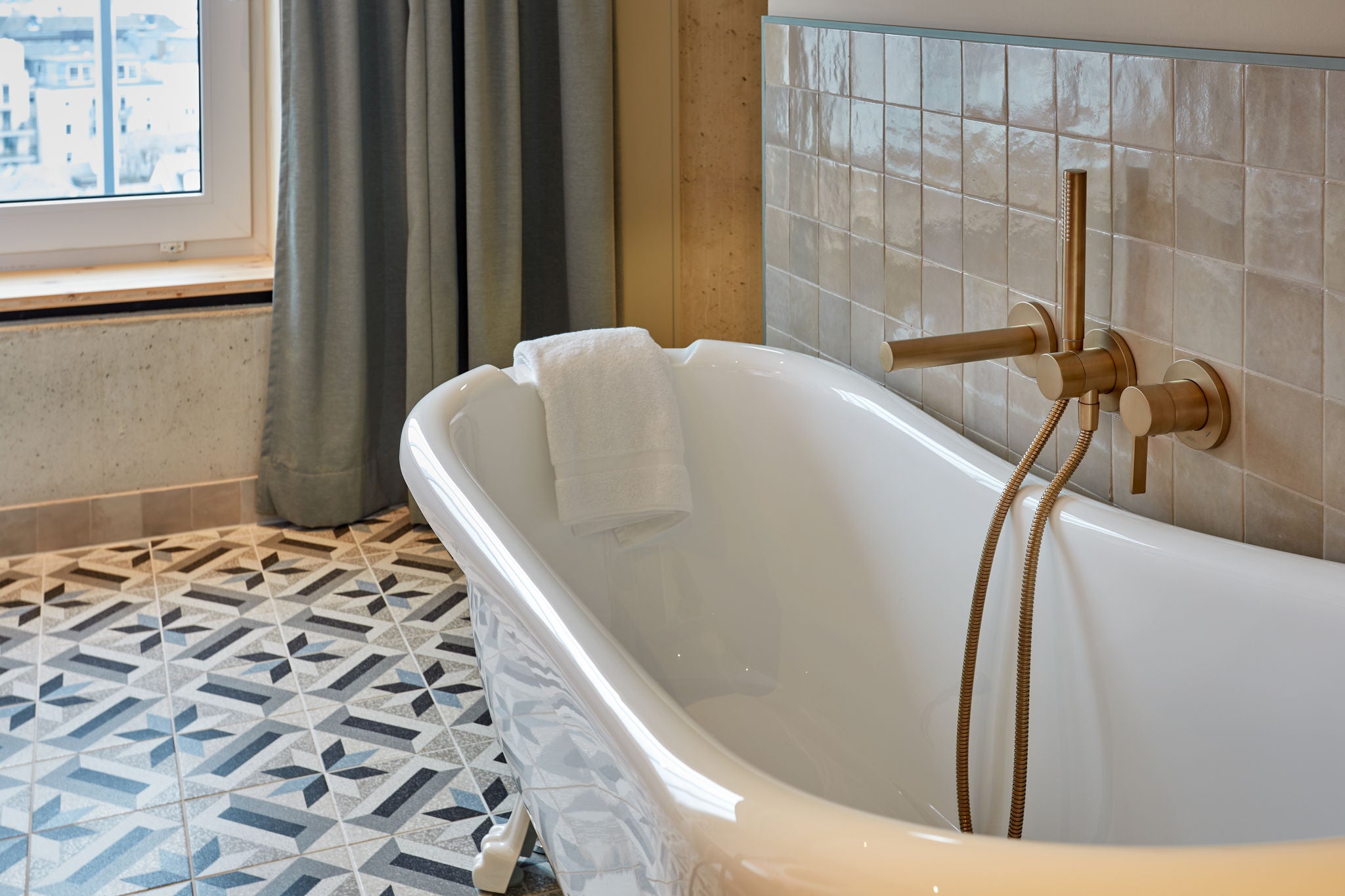 Bath tub in the Schoeneberger Suite in Villa Viva Hamburg with brushed bronze EDITION 400 fittings