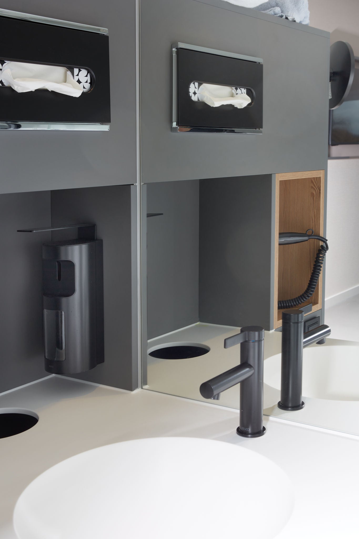 PLAN CARE liquid soap and sanitiser dispenser and IXMO PURE washbasin fitting in matt black at RWTH Aachen-Franziskus University Hospital