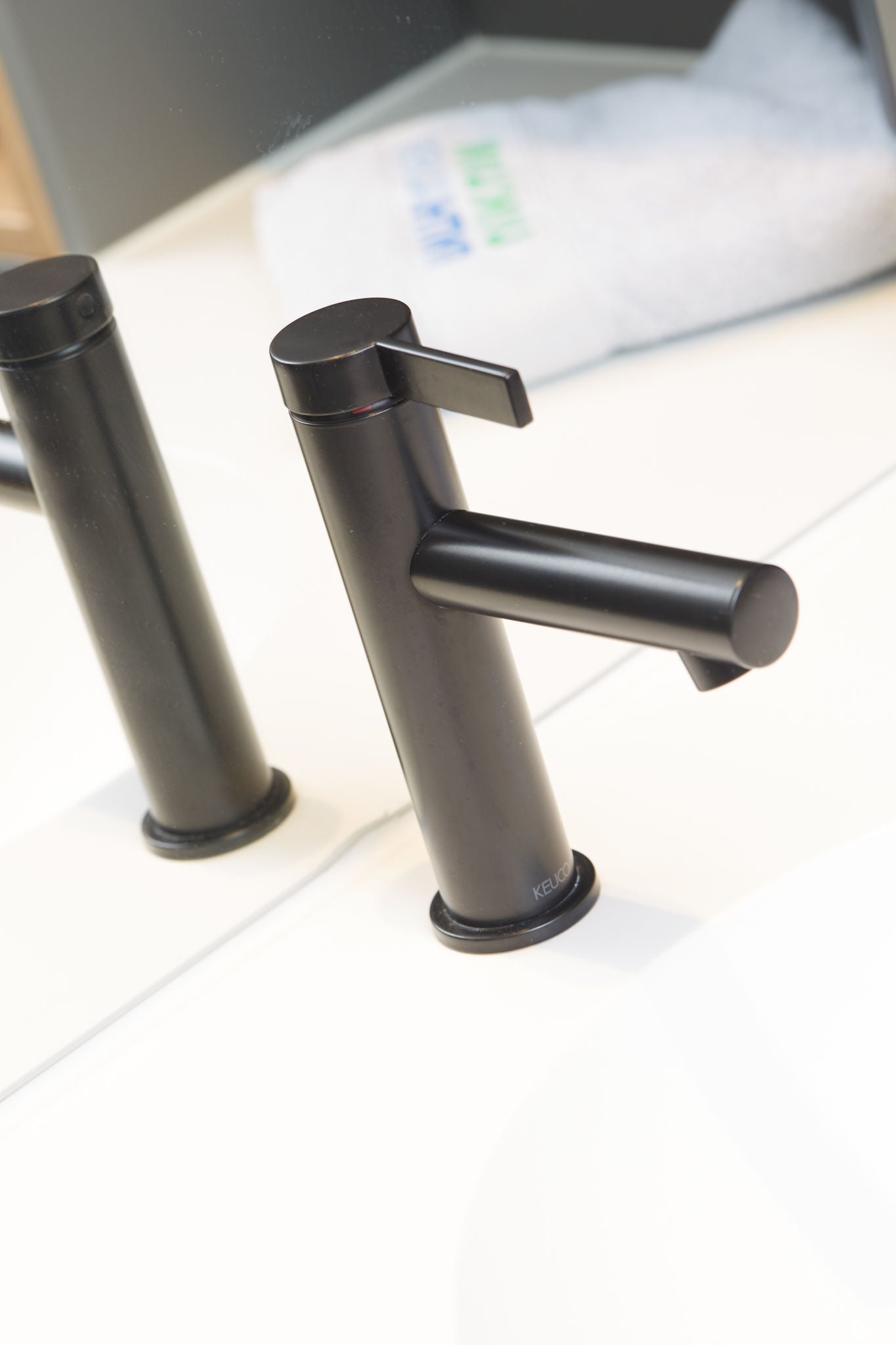 IXMO single lever basin mixer in black on the washbasin in the room of the RWTH Aachen-Franziskus University Hospital