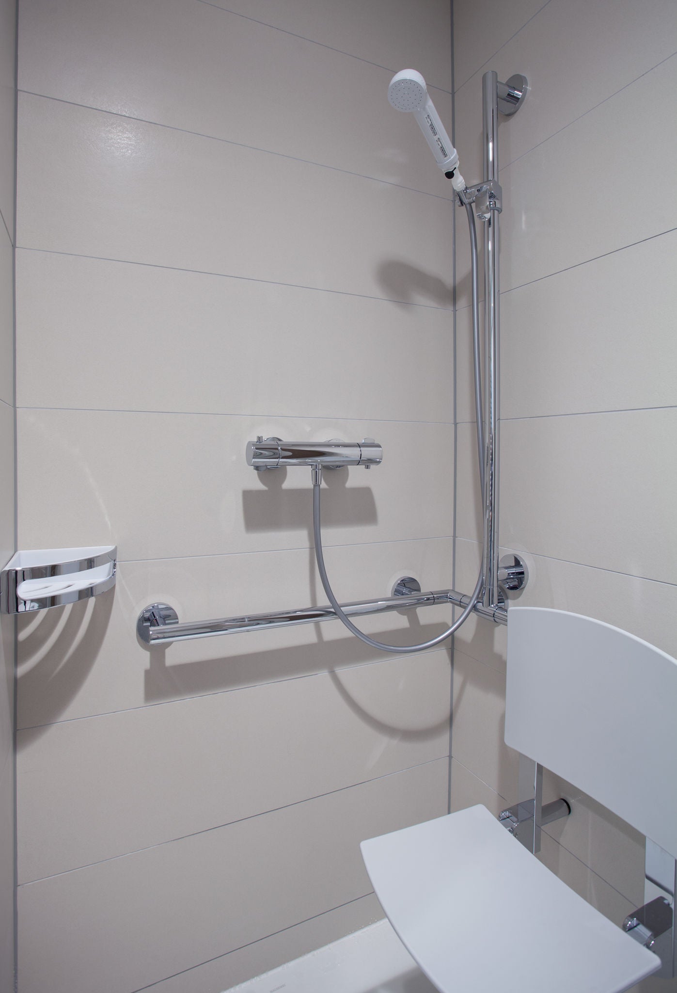 Duschbereich mit Accessoires der Collection Plan und Elegance im Bad der Lungenklinik Hemer