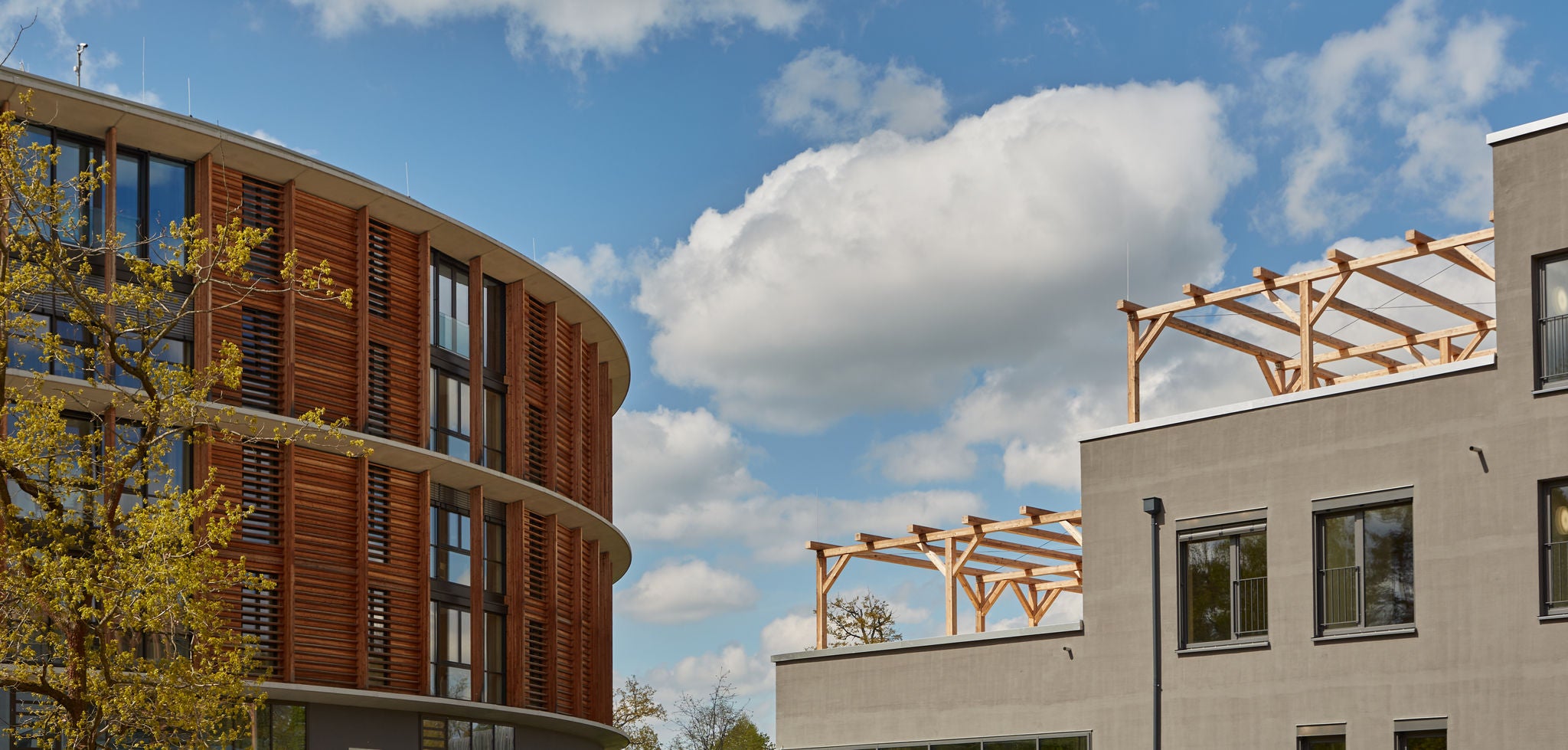 The new building of the Orthopaedic Rehabilitation Clinic is directly adjacent to the iconic building of the Waldkliniken Eisenberg