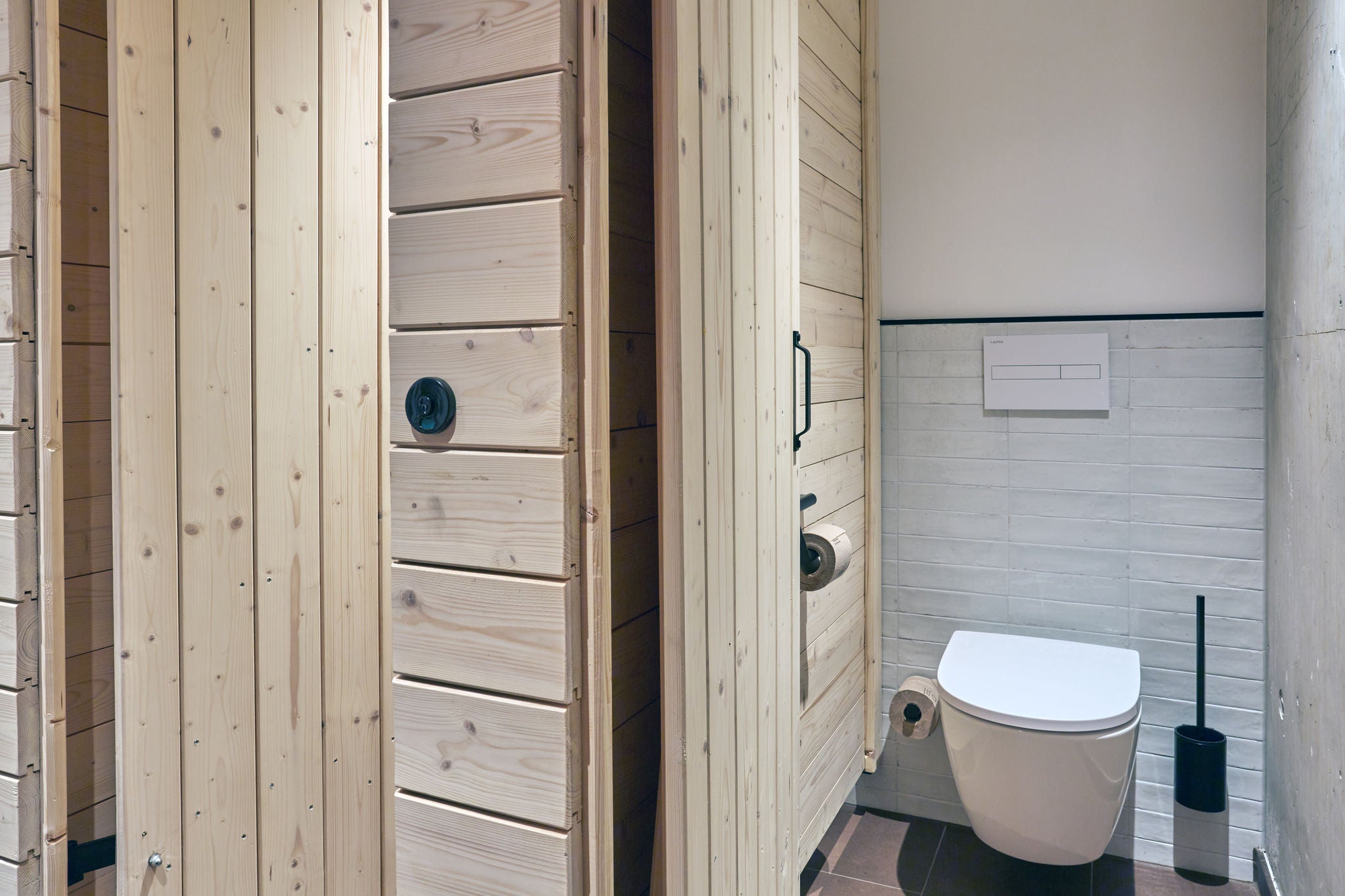 Toilet area in Villa Viva Hamburg with matt black accessories