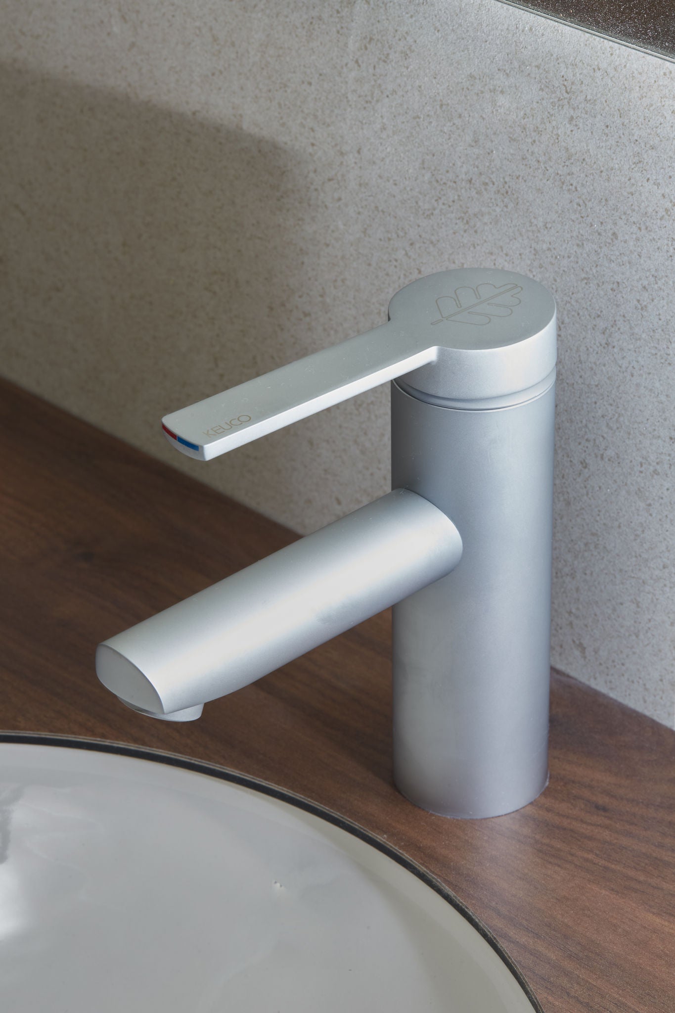 Washbasin with PLAN BLUE single lever basin mixer in aluminium finish at the Eisenberg rehabilitation clinic