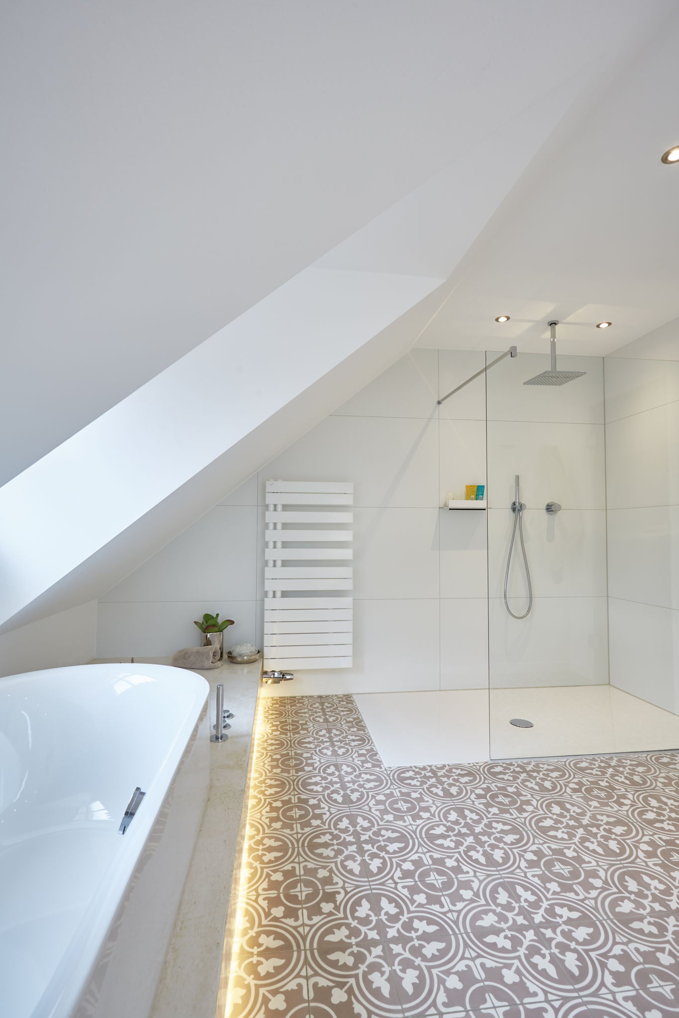 Bath tub with EDITION 400 and shower with IXMO in a private house in Krefeld