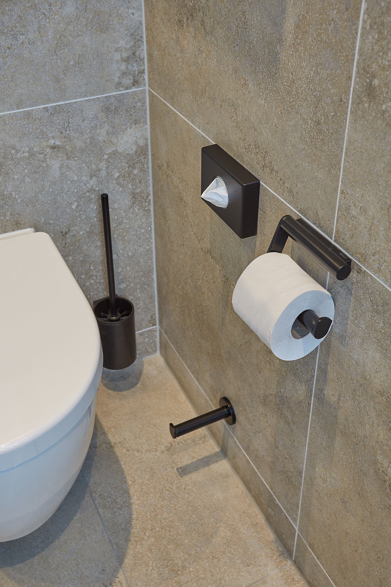 Schwarze PLAN Accessoires am WC im DRK Krankenhaus Rabenstein in Chemnitz