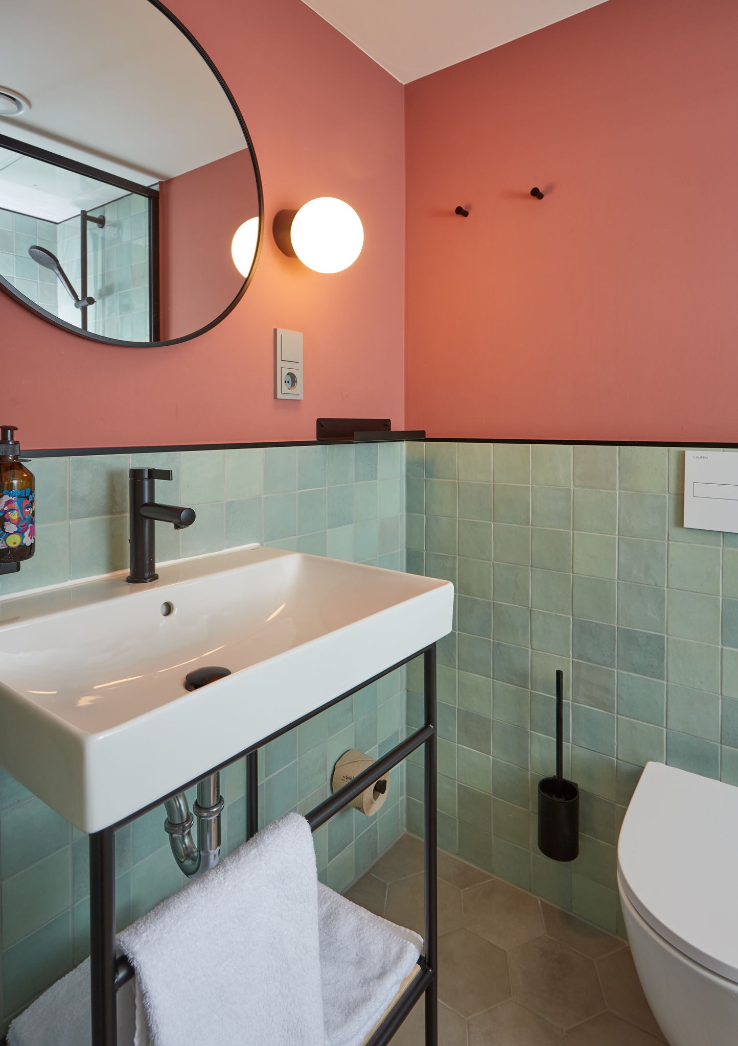 Bathroom in Villa Viva Hamburg with matt black fittings and accessories