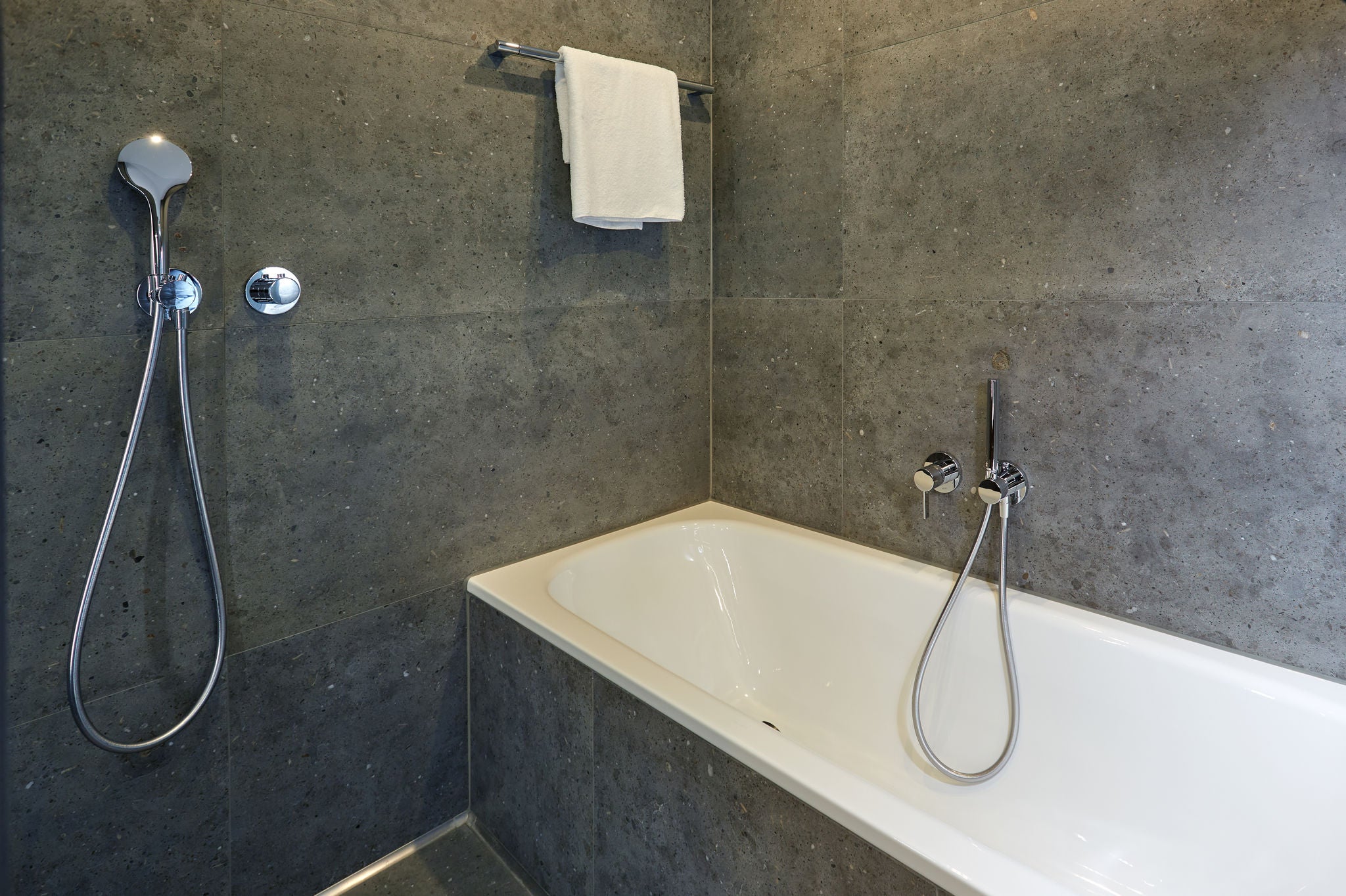 Bathtub with IXMO shower fittings and PLAN towel holder at the VierJahreszeiten hotel in Iserlohn