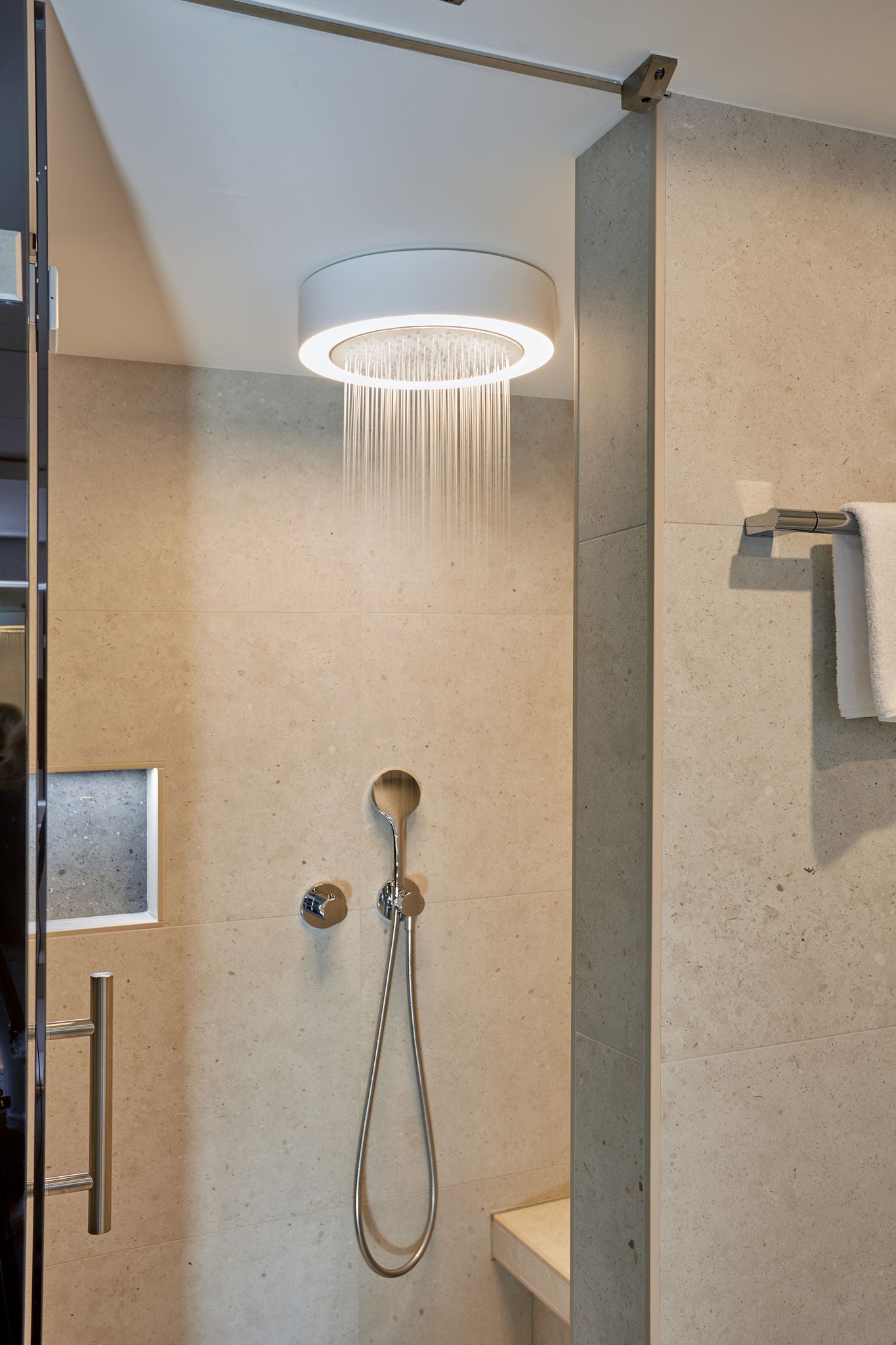 VierJahreszeiten suite in Iserlohn with shower luminaire with integrated shower head and IXMO shower fittings as well as COLLECTION PLAN towel holder