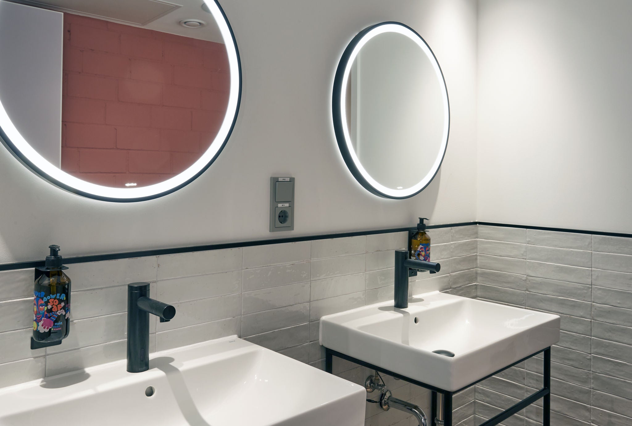 Bathroom in Villa Viva Hamburg with matt black fittings