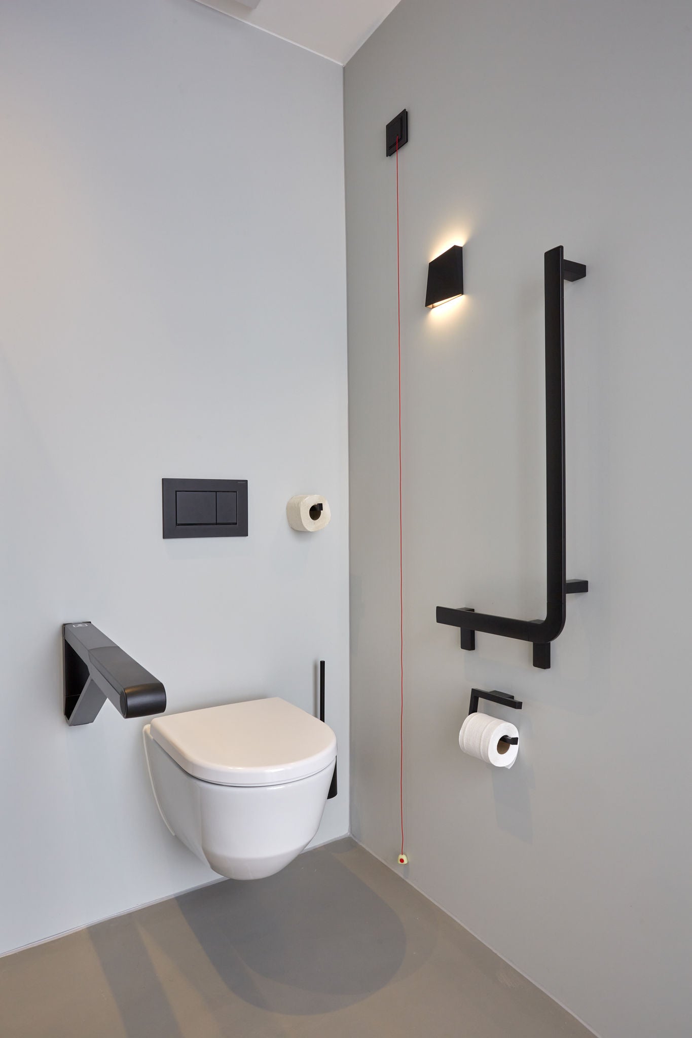 Black accessories in the toilet area in the room at RWTH Aachen-Franziskus University Hospital
