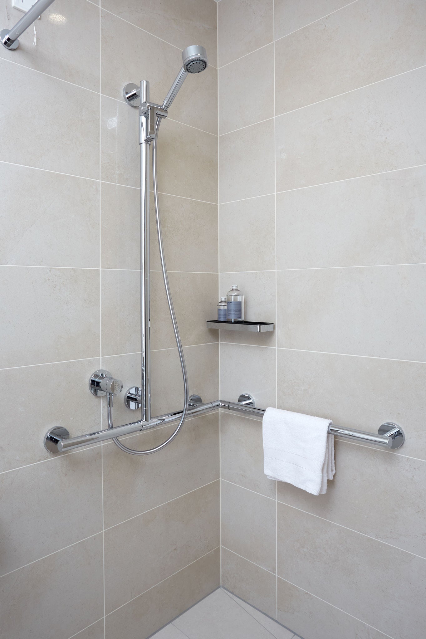 Shower at Eisenberg Rehabilitation Clinic with PLAN railing system and IXMO_solo