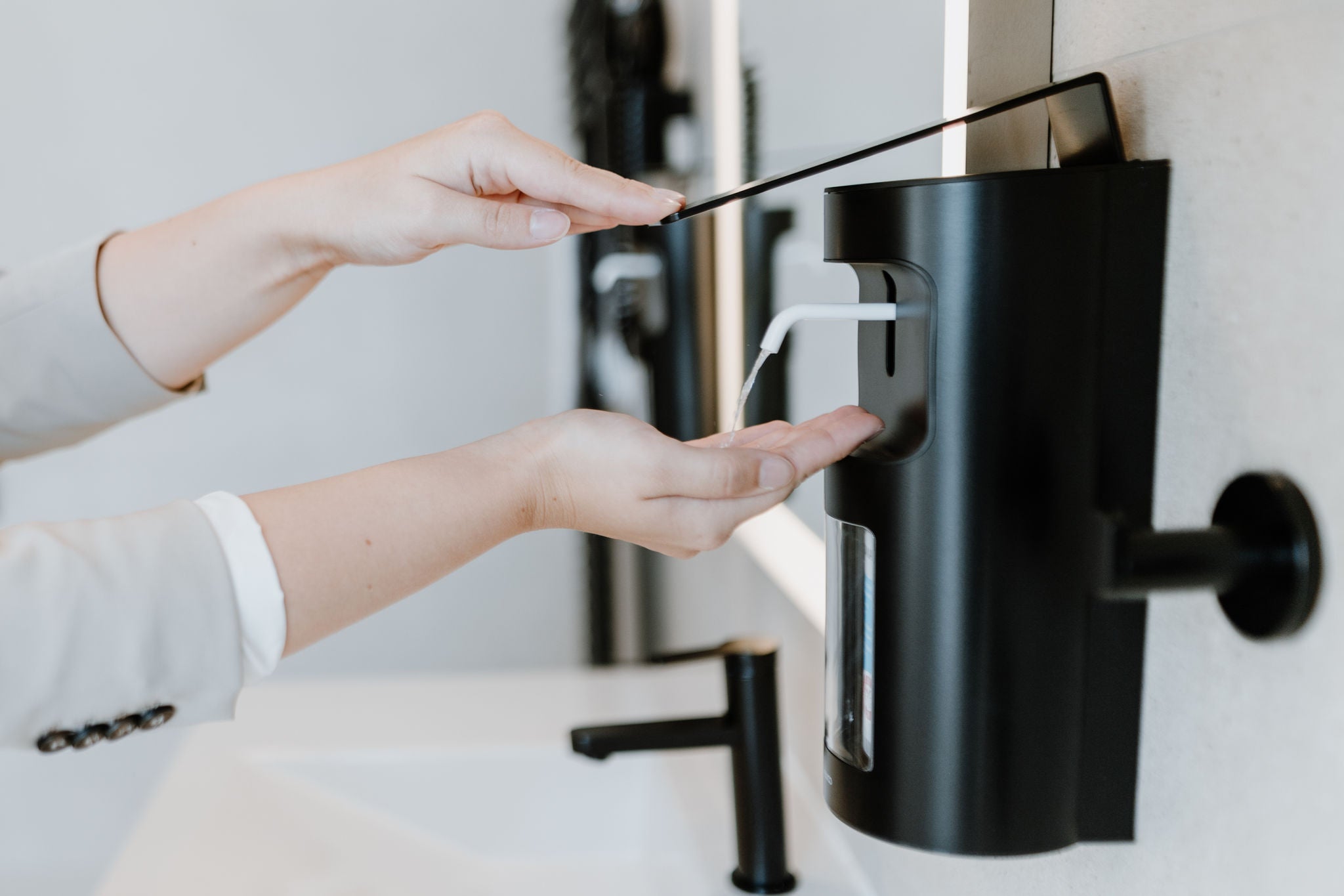 Schwarzer Desinfektionsmittelspender der Collection Plan am Waschtisch im Komfortzimmer des Ev. Krankenhaus Göttingen-Weende