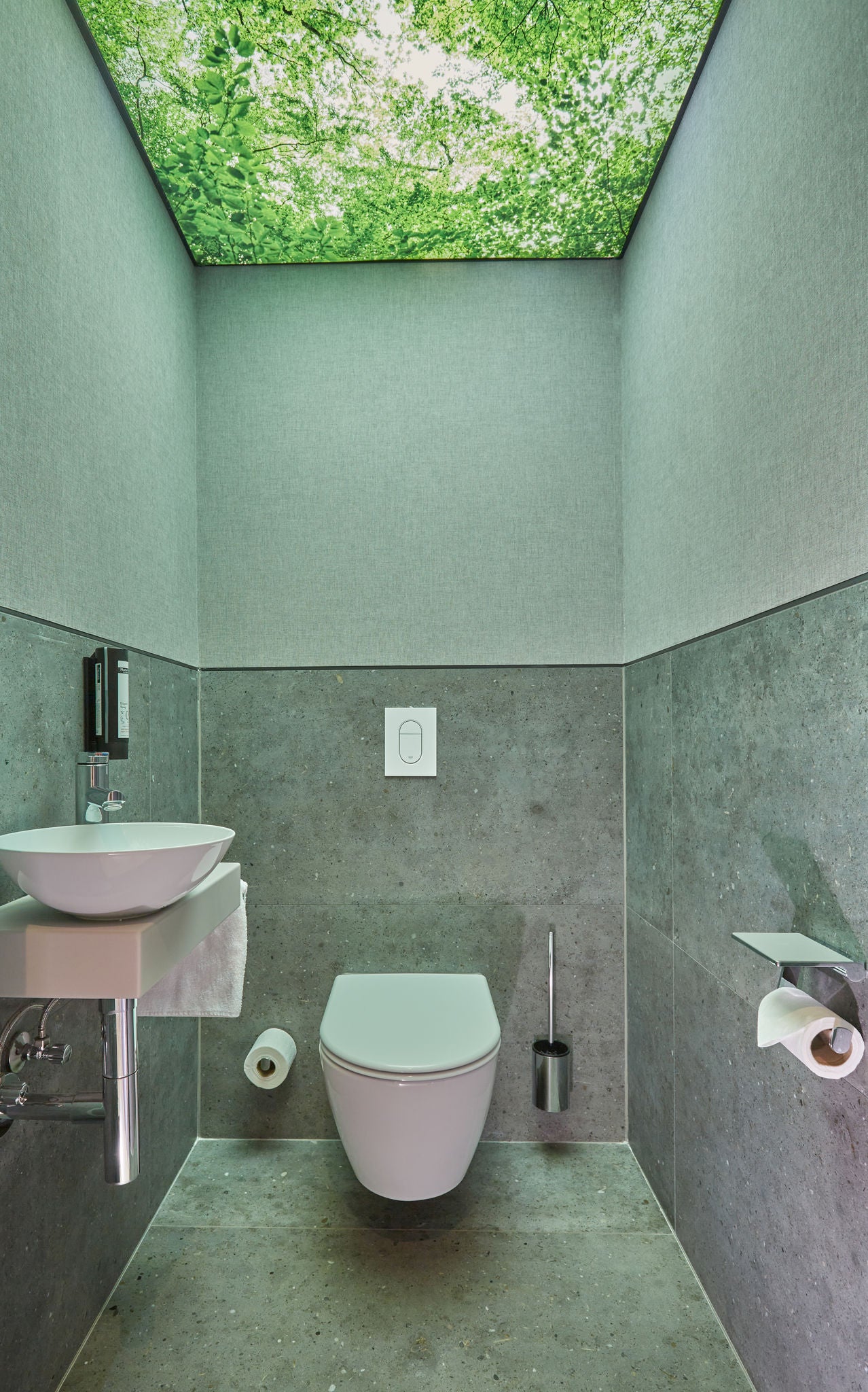 Toilet area in the VierJahreszeiten hotel in Iserlohn with accessories from the COLLECTION PLAN