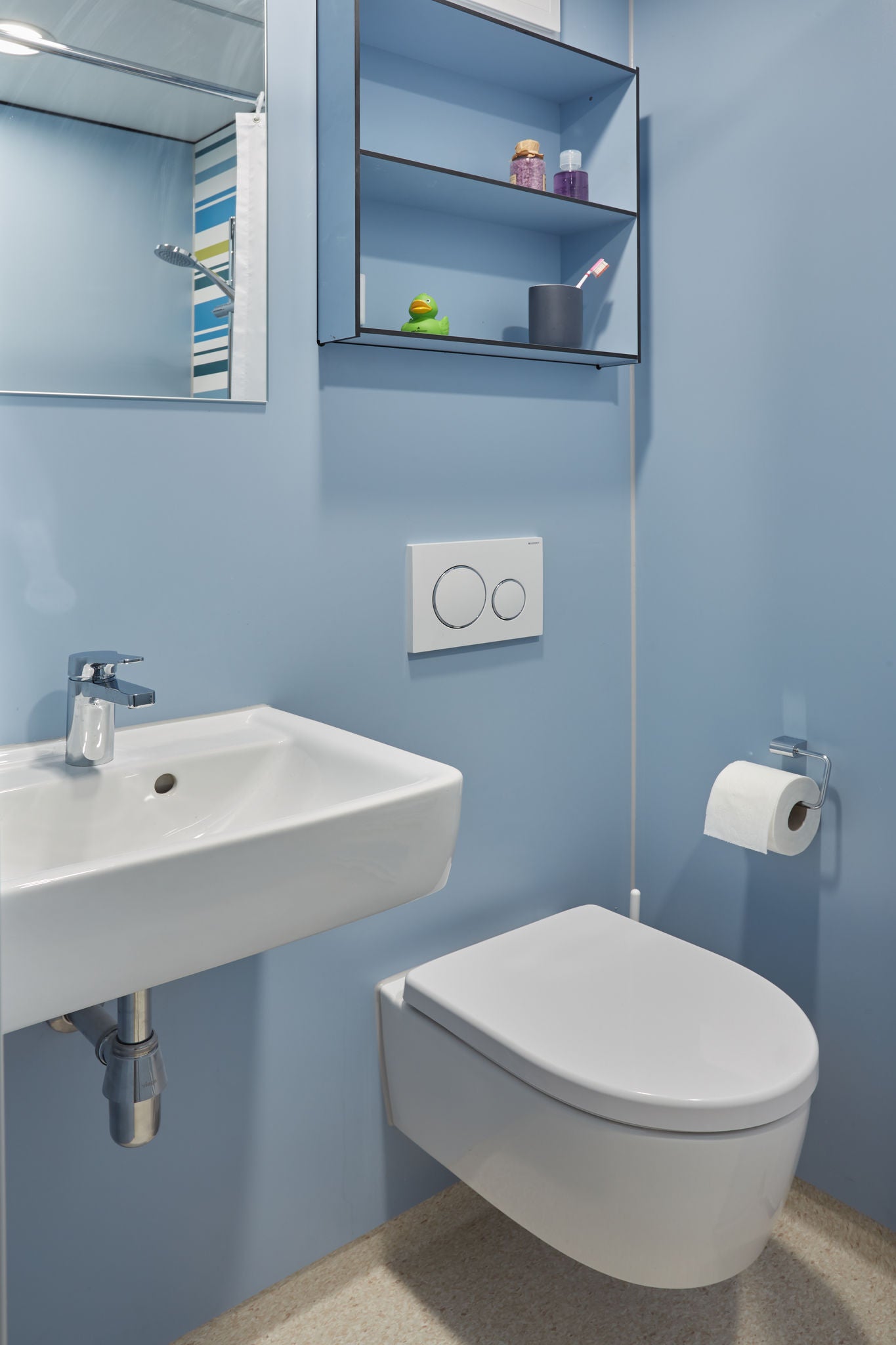 Bathroom in student residence with COLLECTION MOLL washbasin fitting and SMART.2 toilet paper holder