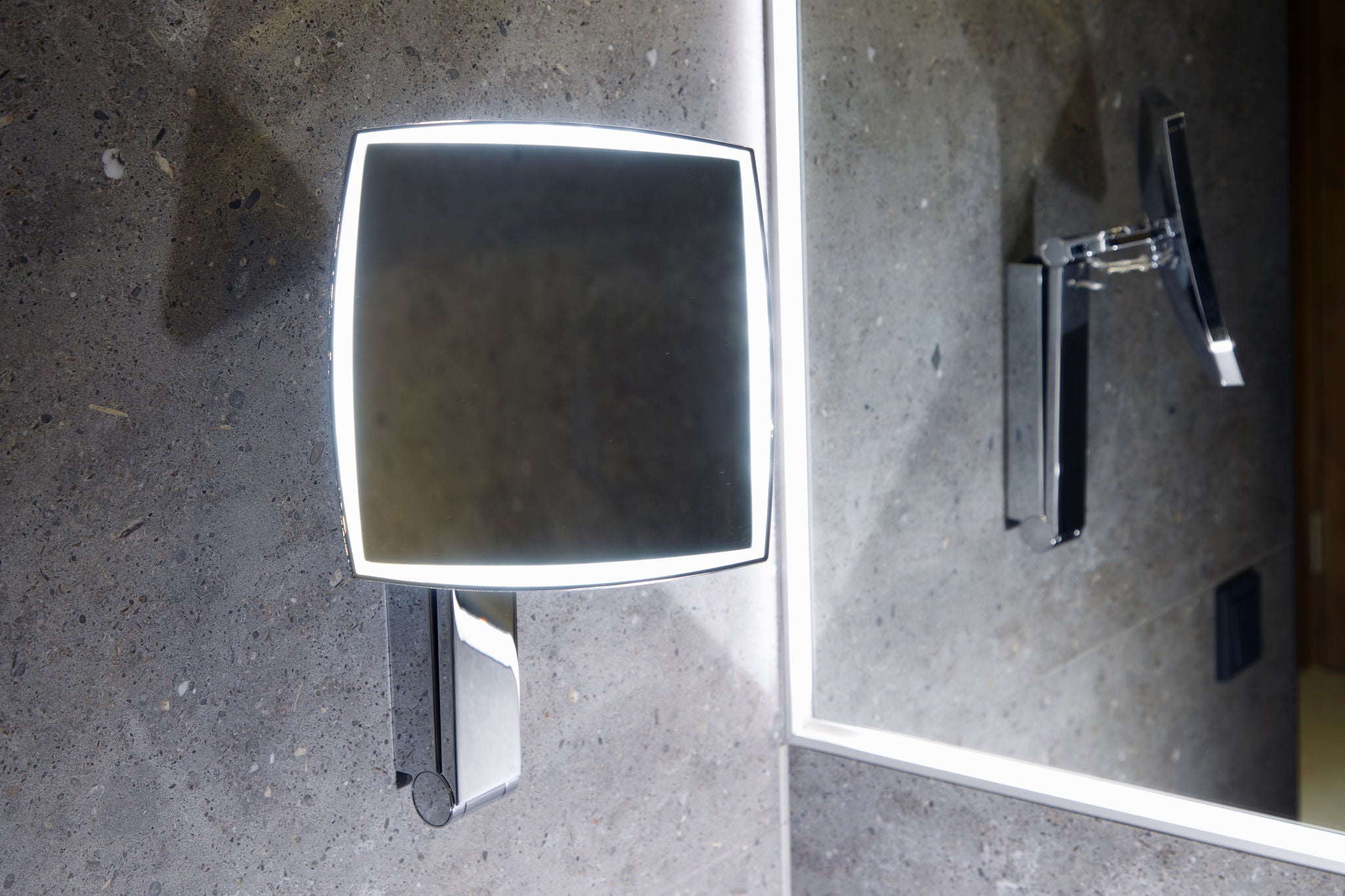 Illuminated, square cosmetics mirror in the VierJahreszeiten hotel in Iserlohn