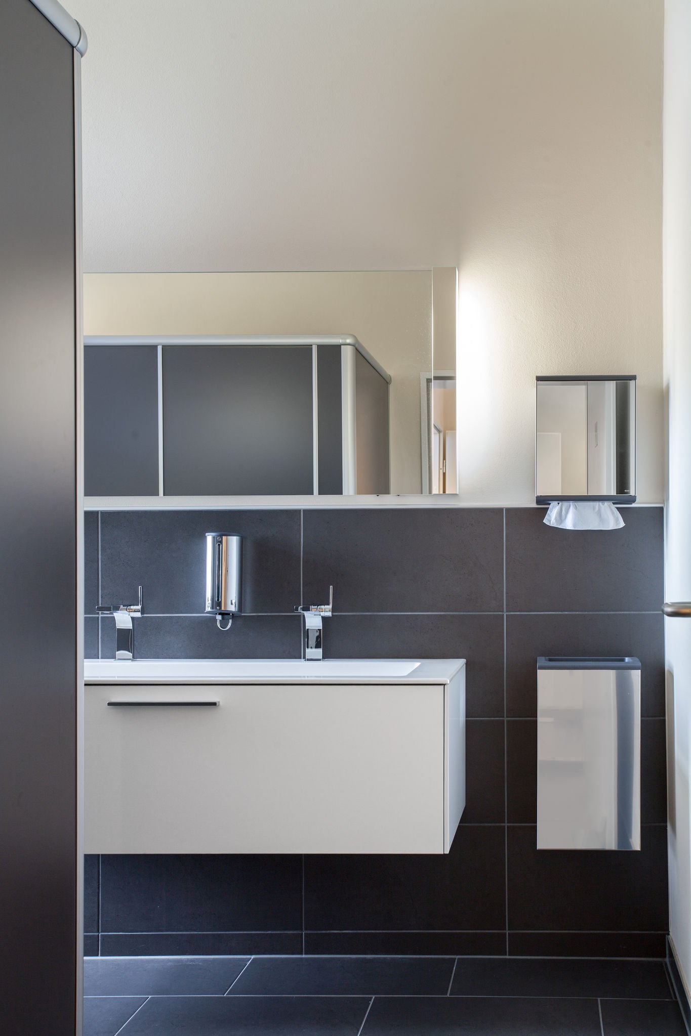 Doppelwaschtisch mit iLook_move, PLAN Accessoires und EDITION 11 Armaturen im Zwanzig Zehn