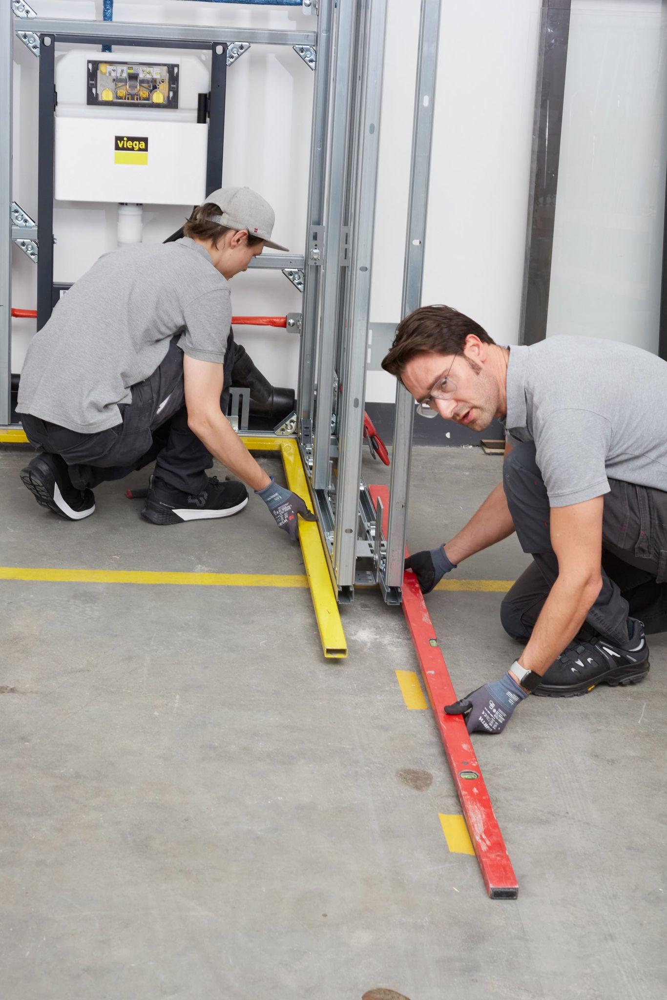 Handwerker bauen eine systemische Badlösung auf