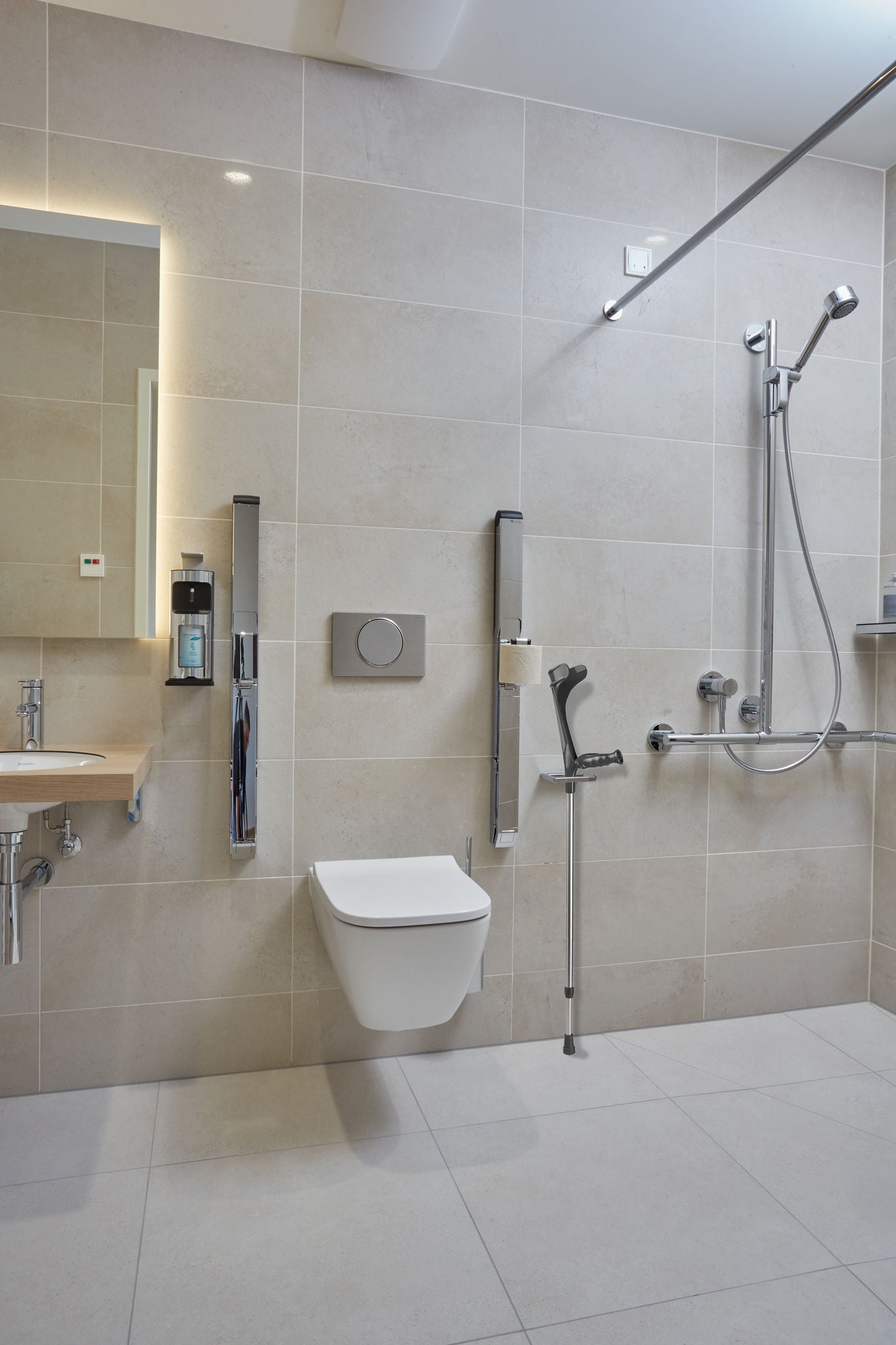 Washbasin, toilet and shower at the Eisenberg Rehabilitation clinic with PLAN and IXMO products