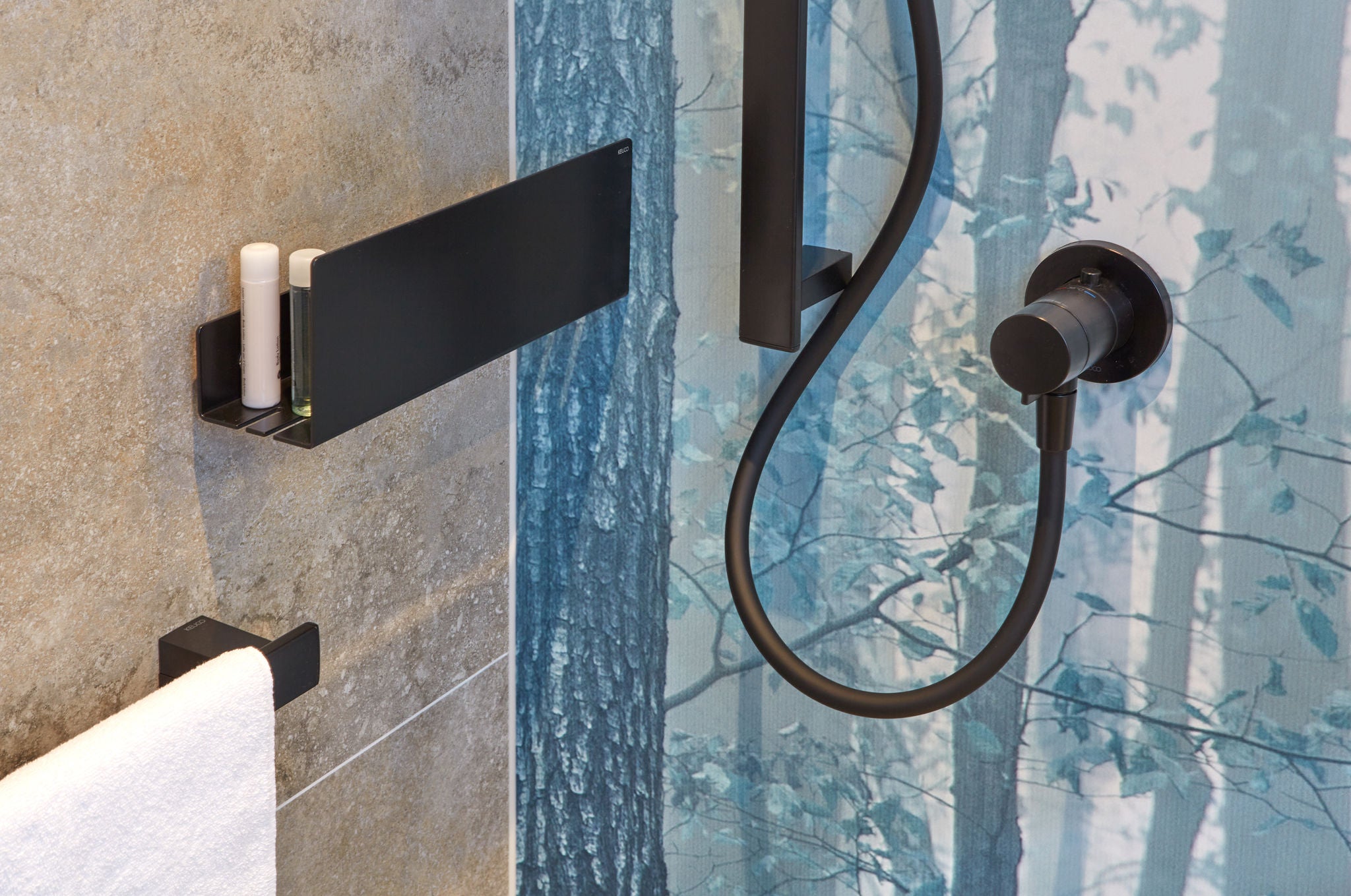 Dusche mit AXESS Haltegriff, Duschablage und IXMO Thermostat in Schwarz matt im DRK Krankenhaus Rabenstein in Chemnitz