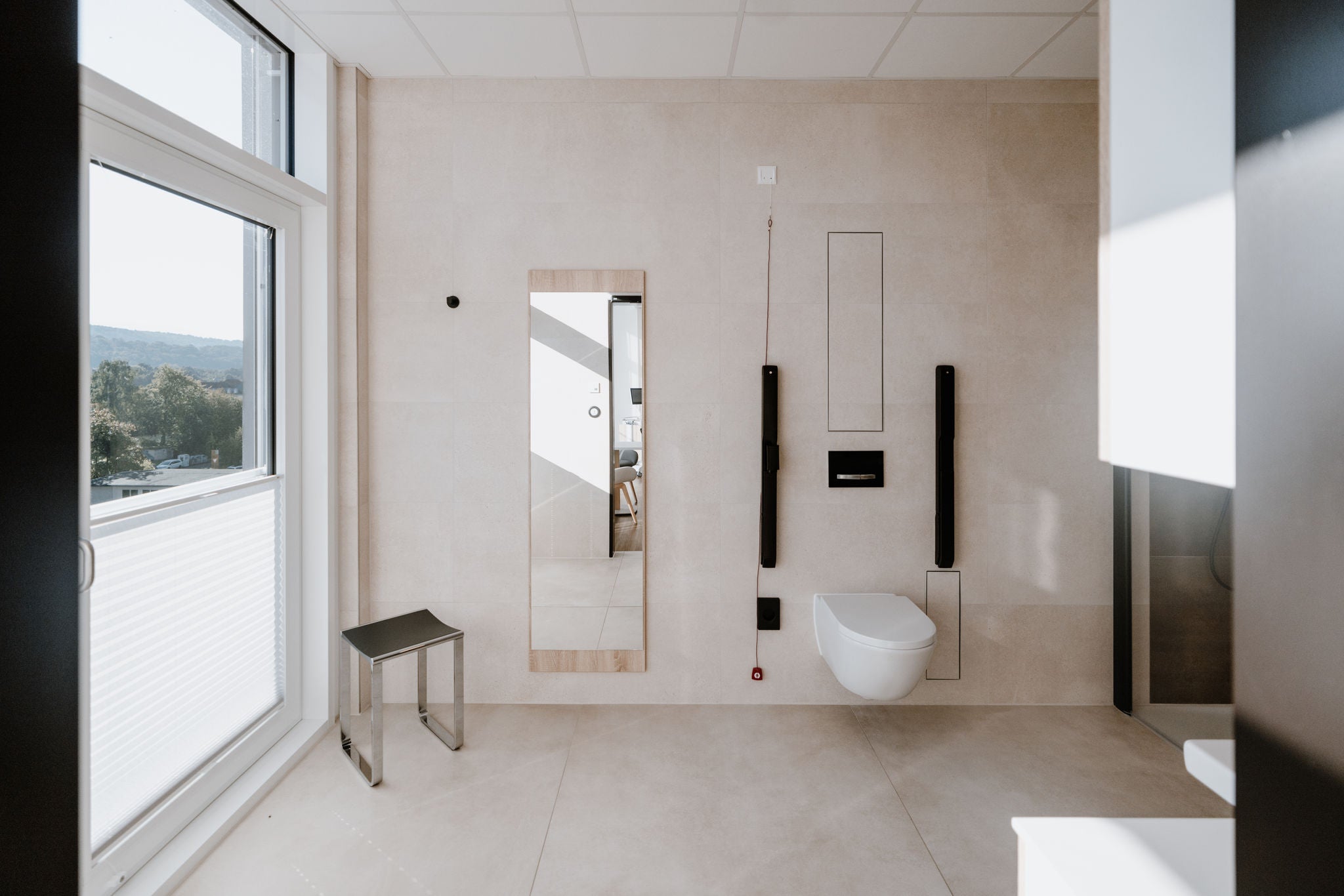 Schwarze Axess Stützklappgriffe im Komfortzimmer des Ev. Krankenhaus Göttingen-Weende