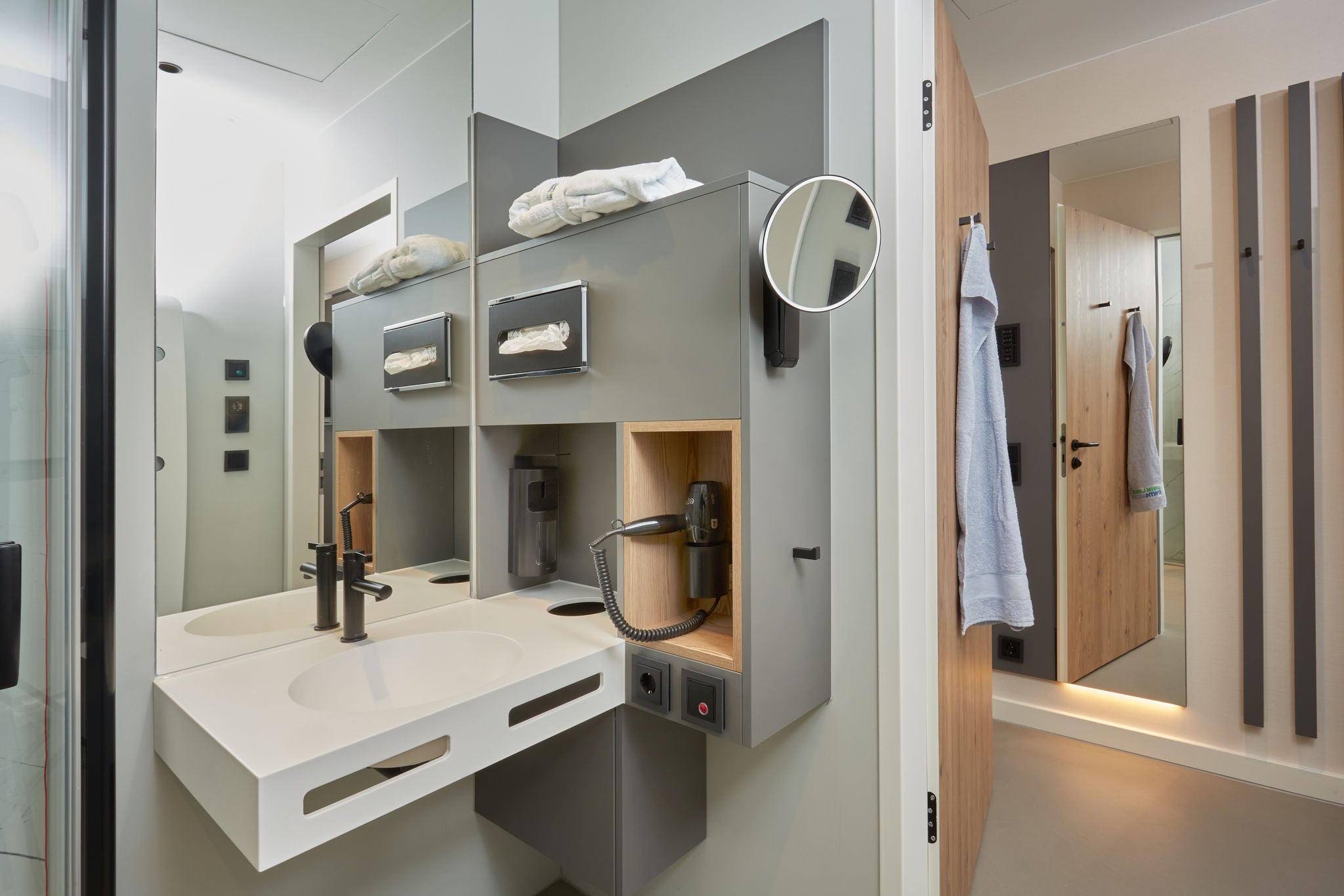 Black IXMO single lever mixer and black accessories at the washbasin, in the room at the RWTH Aachen-Franziskus University Hospital