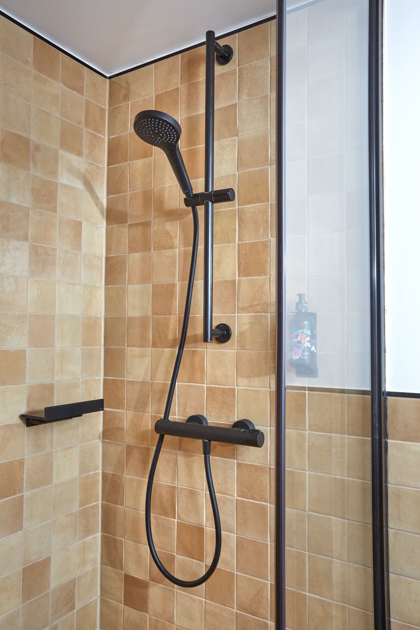 Shower with matt black fitting in the Artroom in Villa Viva Hamburg