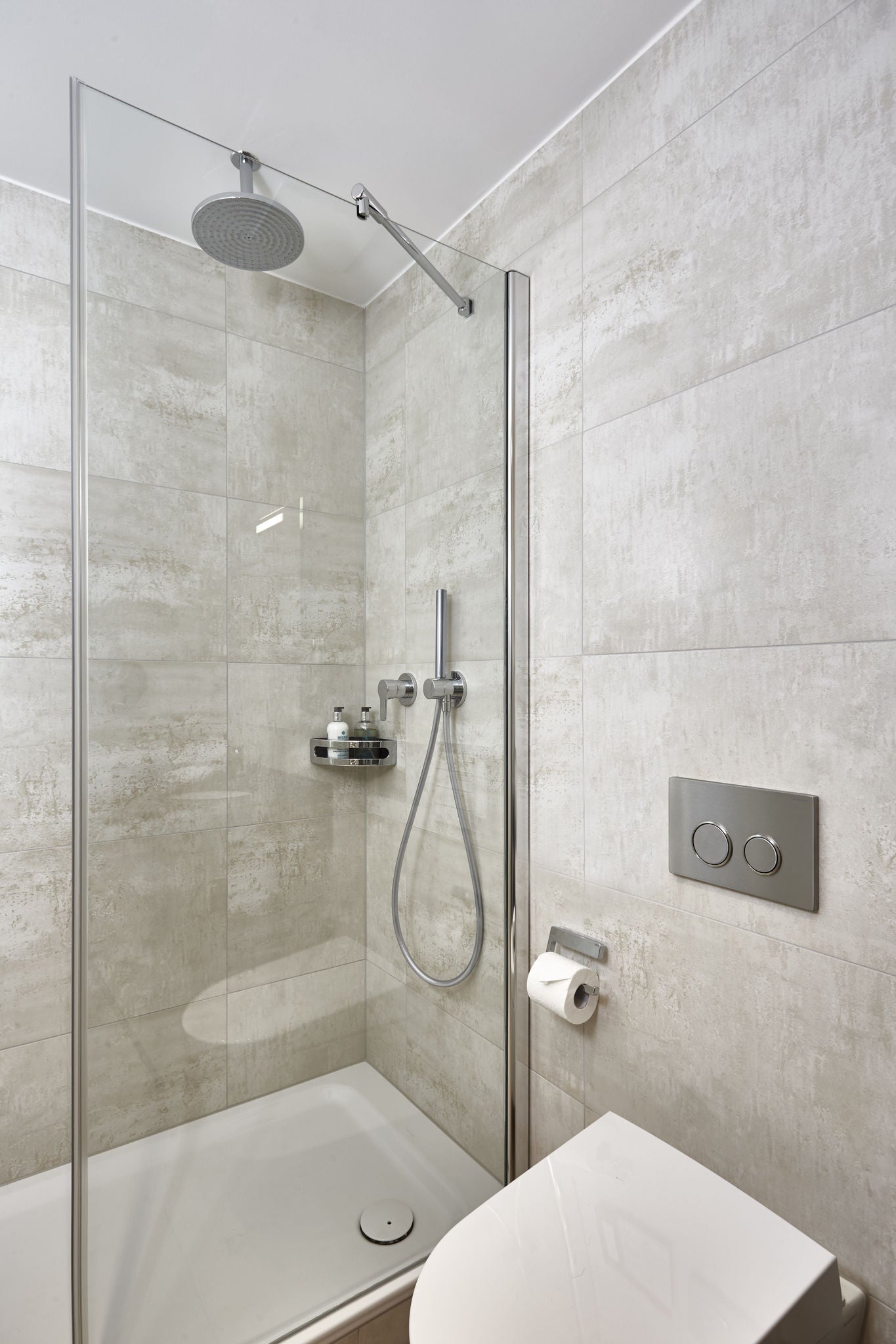 Shower and WC with IXMO fittings and COLLECTION MOLL accessories in Hotel La Villa
