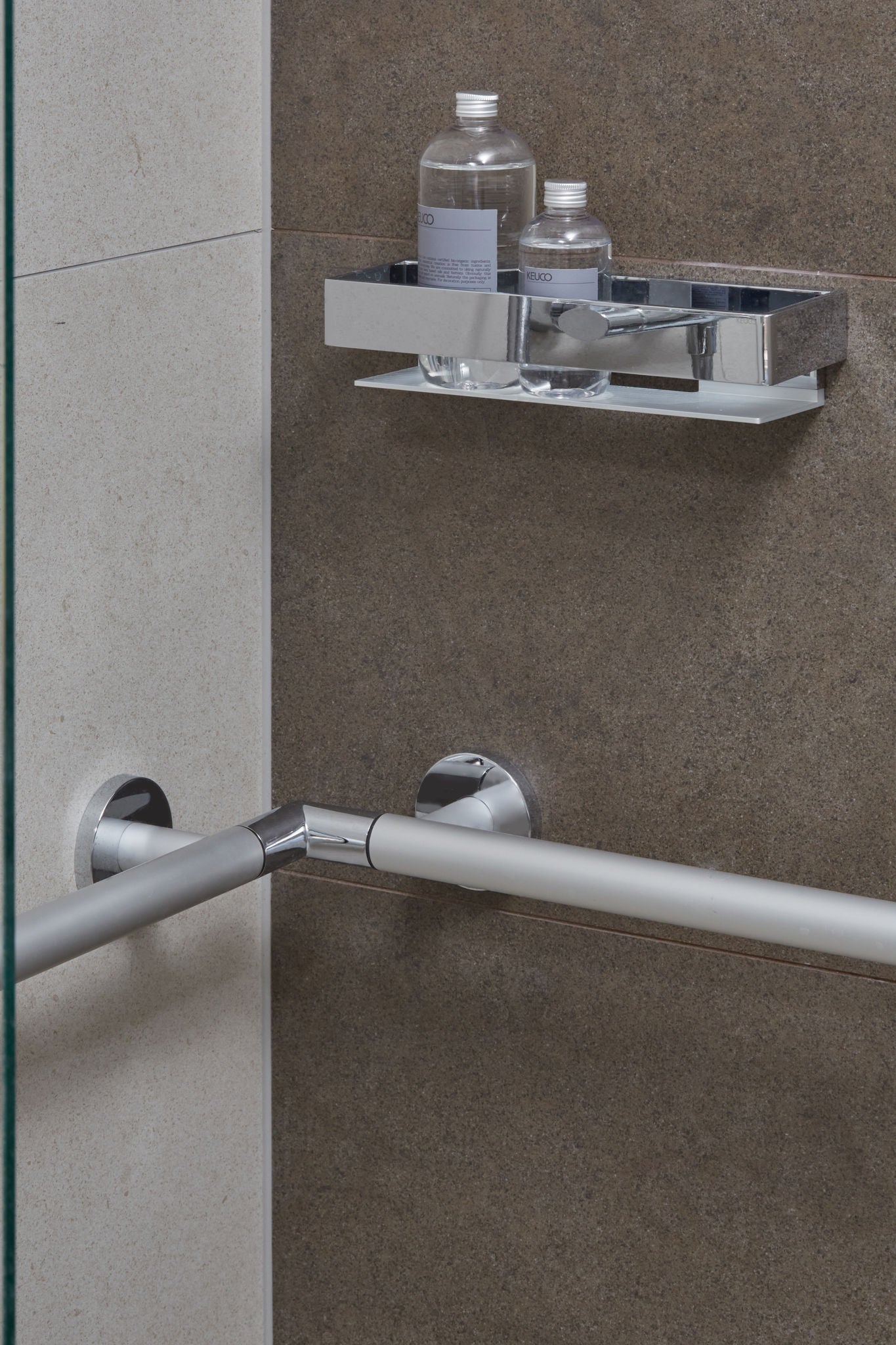 PLAN railing system in aluminium finish and EDITION 11 shower basket in chrome at the Eisenberg Rehabilitation Clinic