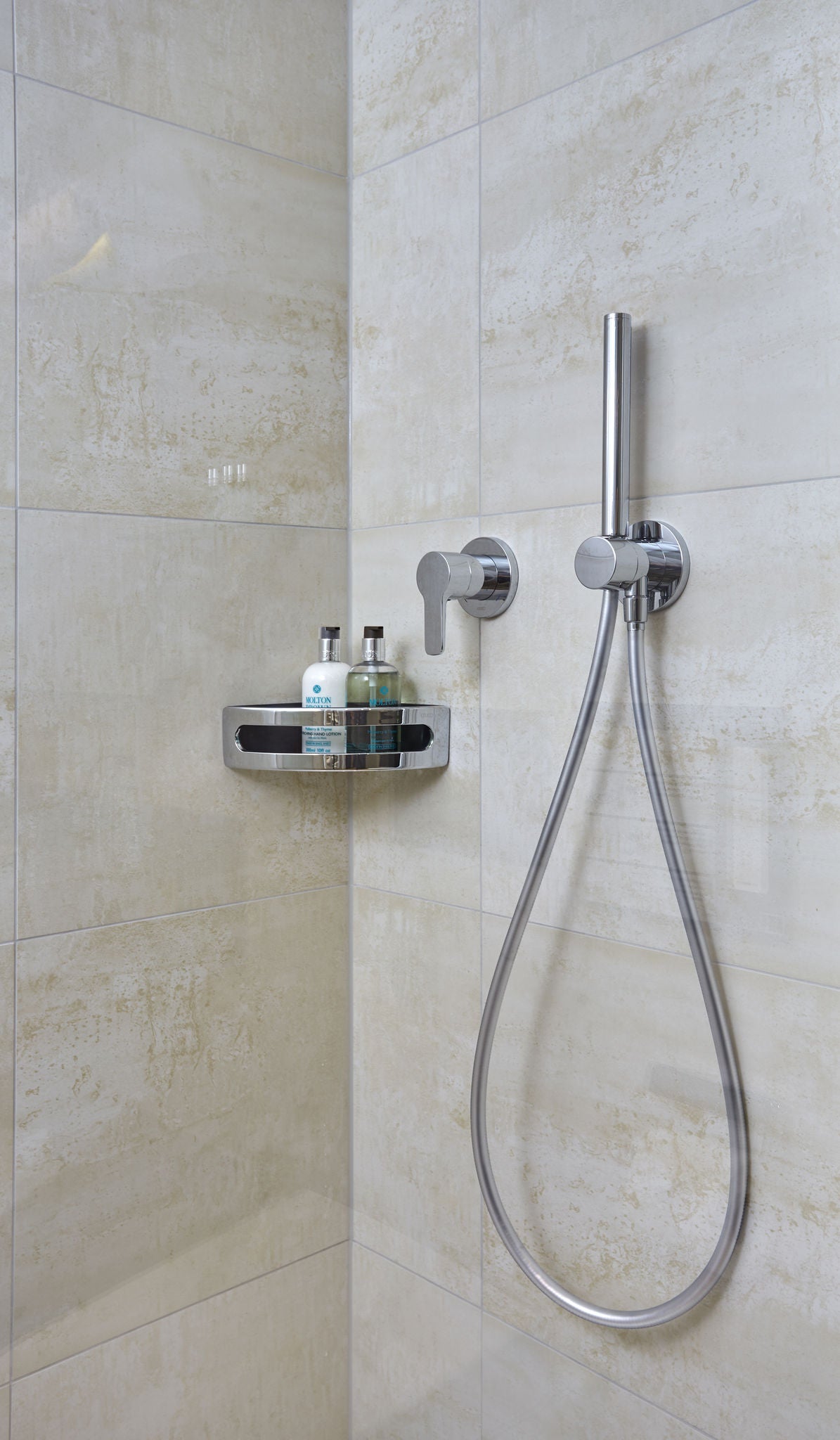 Shower with IXMO fitting and COLLECTION MOLL accessories in Hotel La Villa