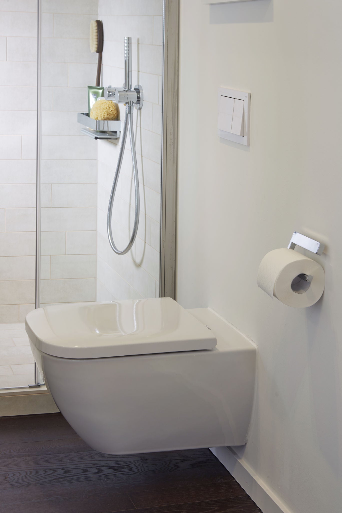 Dusche mit IXMO und EDITION 11 Duschkorb neben WC mit COLLECTION MOLL Toilettenpapierhalter im Wave Berlin