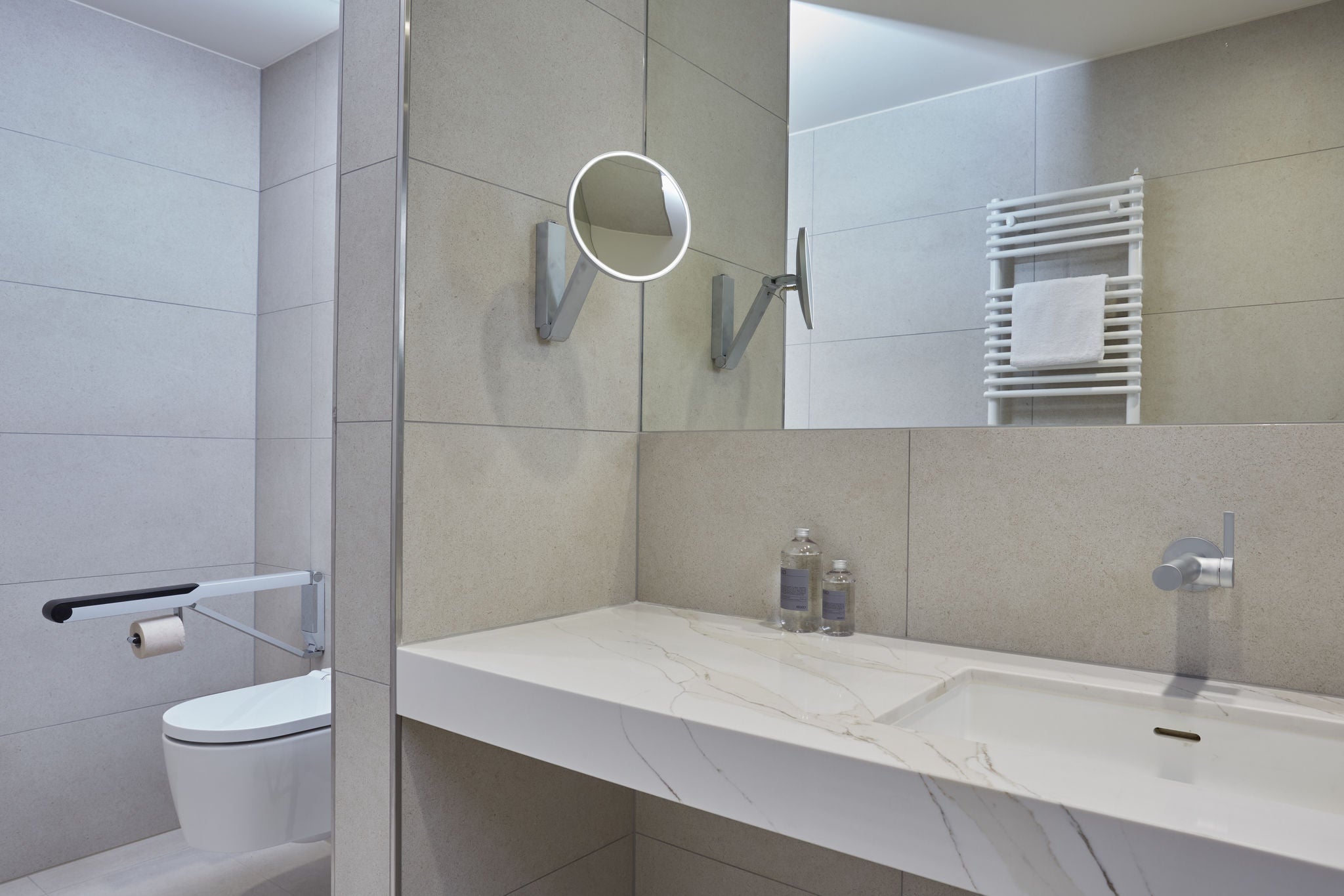 Washbasin with IXMO single lever basin mixer and iLook_move in the Eisenberg rehabilitation clinic