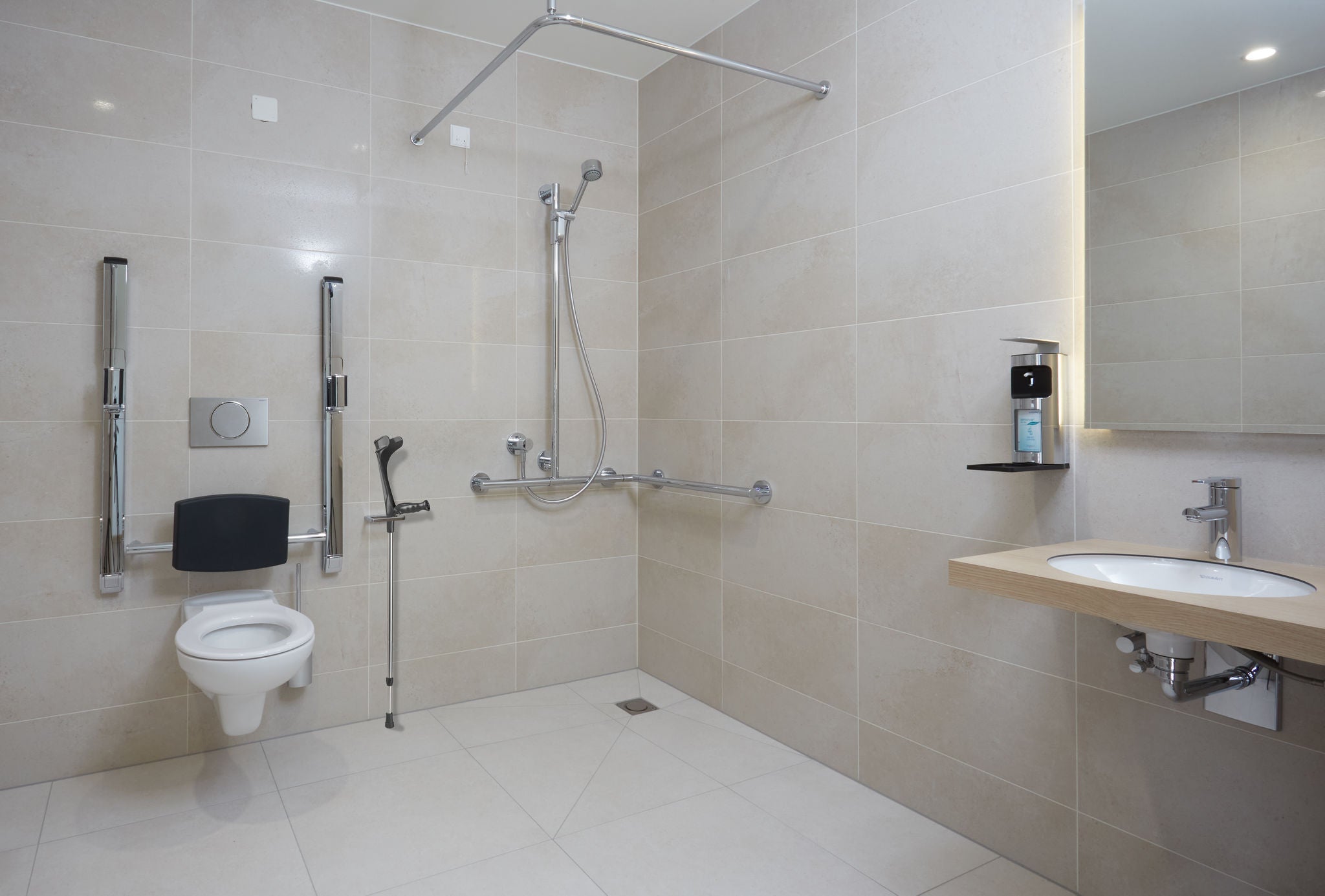 Washbasin, toilet and shower at the Eisenberg Rehabilitation clinic with PLAN and IXMO products