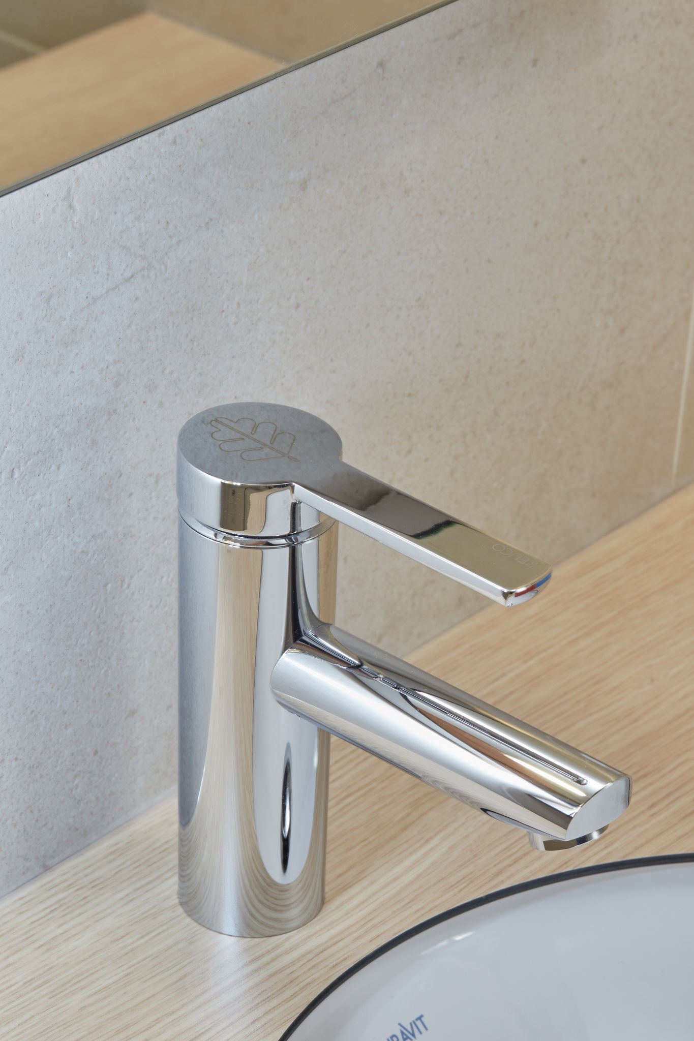 Washbasin with PLAN BLUE single lever basin mixer in chrome in Eisenberg rehabilitation clinic