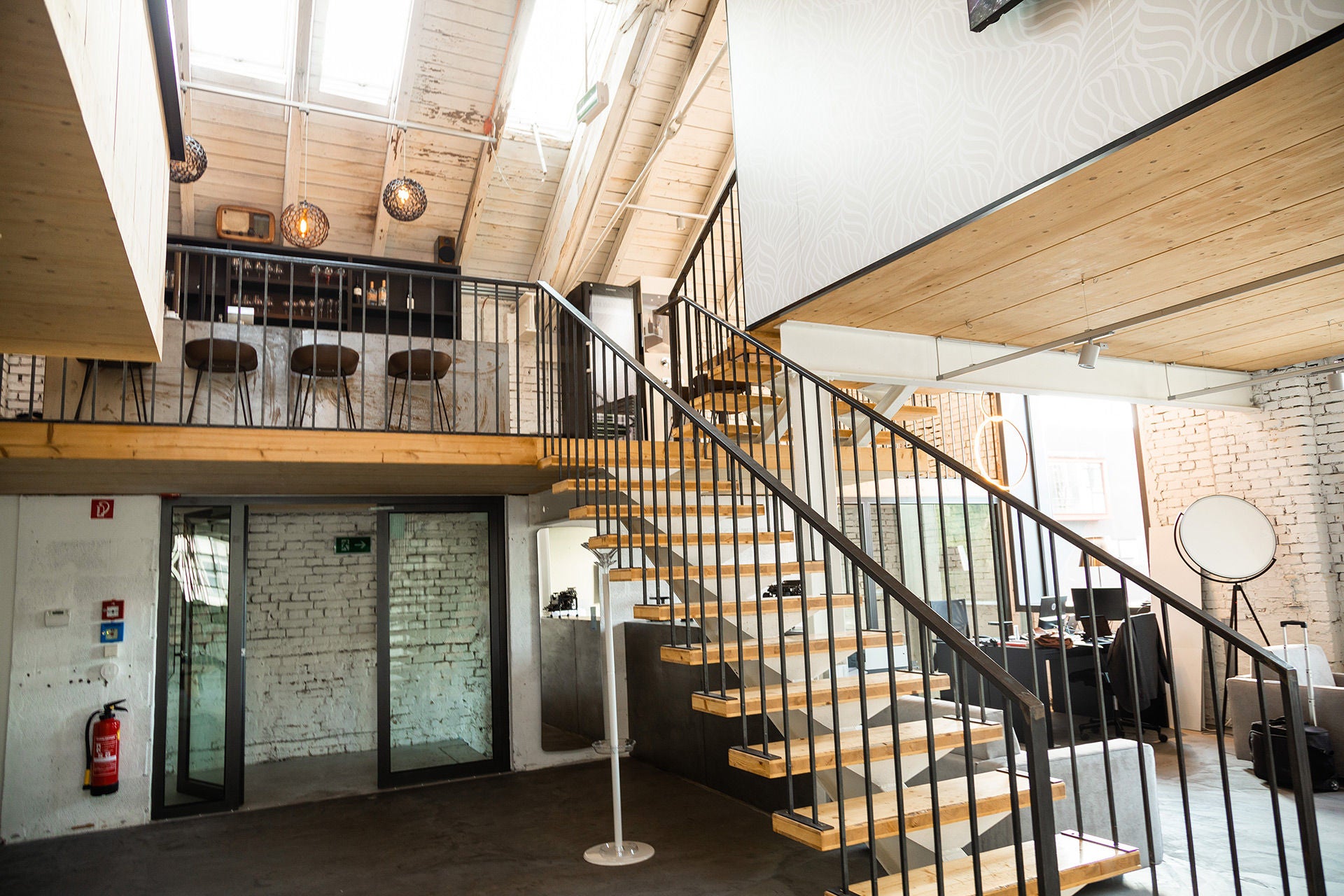 Holztreppe mit schwarzem Geländer in ein Dachgeschoss