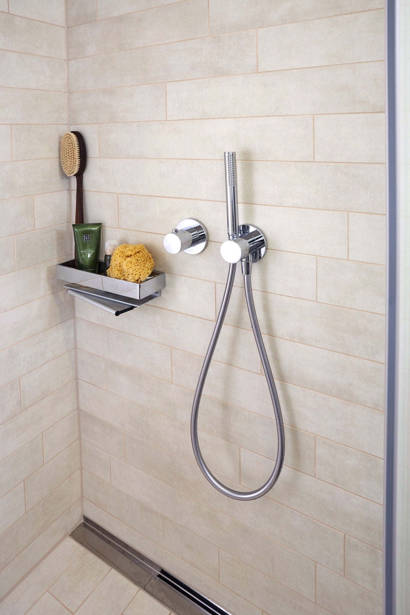 Dusche mit IXMO und EDITION 11 Duschkorb im Wave Berlin