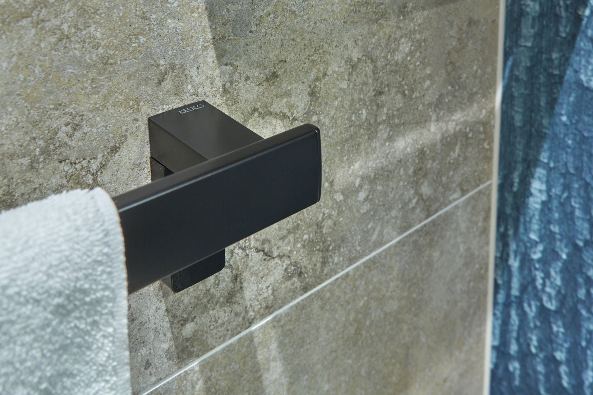 Detailansicht des AXESS Haltegriff in schwarz matt in der Dusche im DRK Krankenhaus Rabenstein in Chemnitz