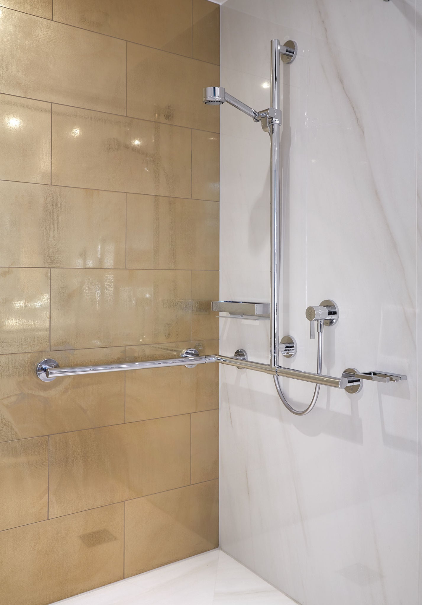 Dusche mit Relingsystem und IXMO in den Waldkliniken Eisenberg