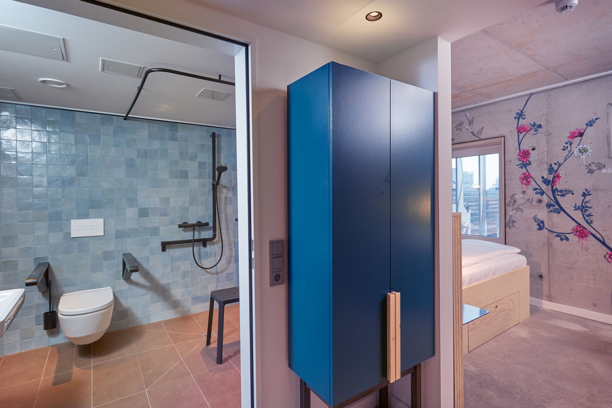 Accessible suite in Villa Viva Hamburg with view of the bathroom