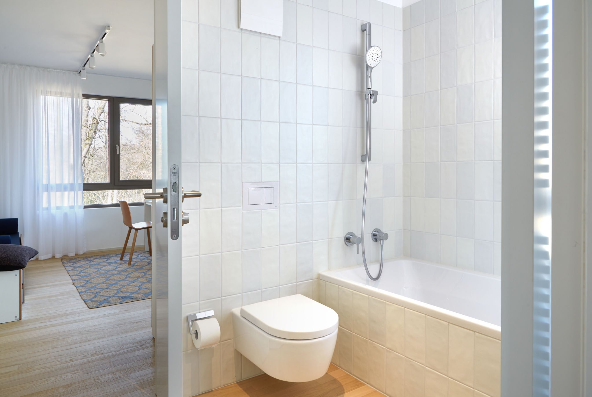 Dusche mit IXMO und WC mit COLLECTION MOLL Toilettenpapierhalter im Privathaus Herrsching