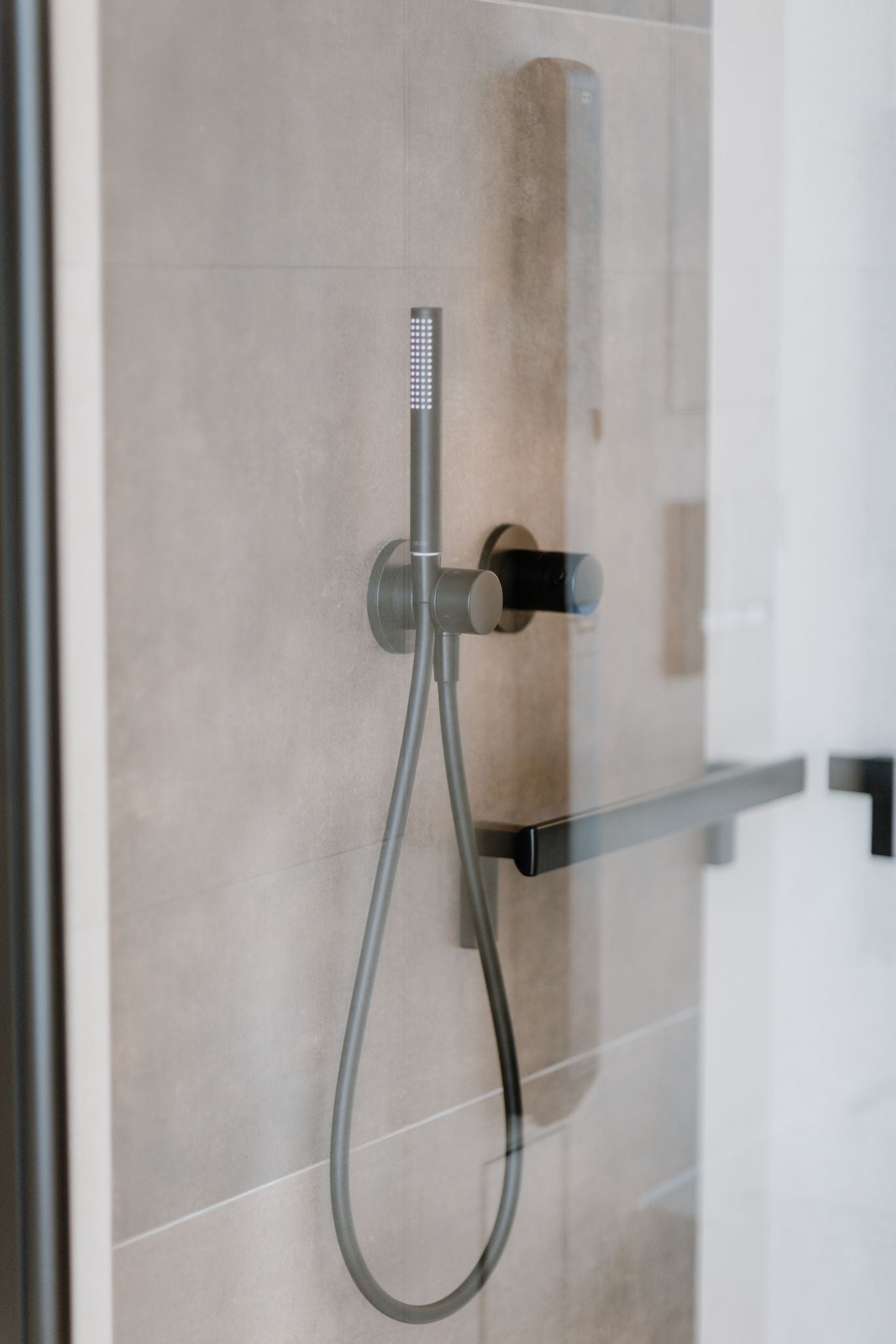 Schwarze IXMO Duscharmaturen und Collection Axess Haltegriffe im Komfortzimmer des Ev. Krankenhaus Göttingen-Weende