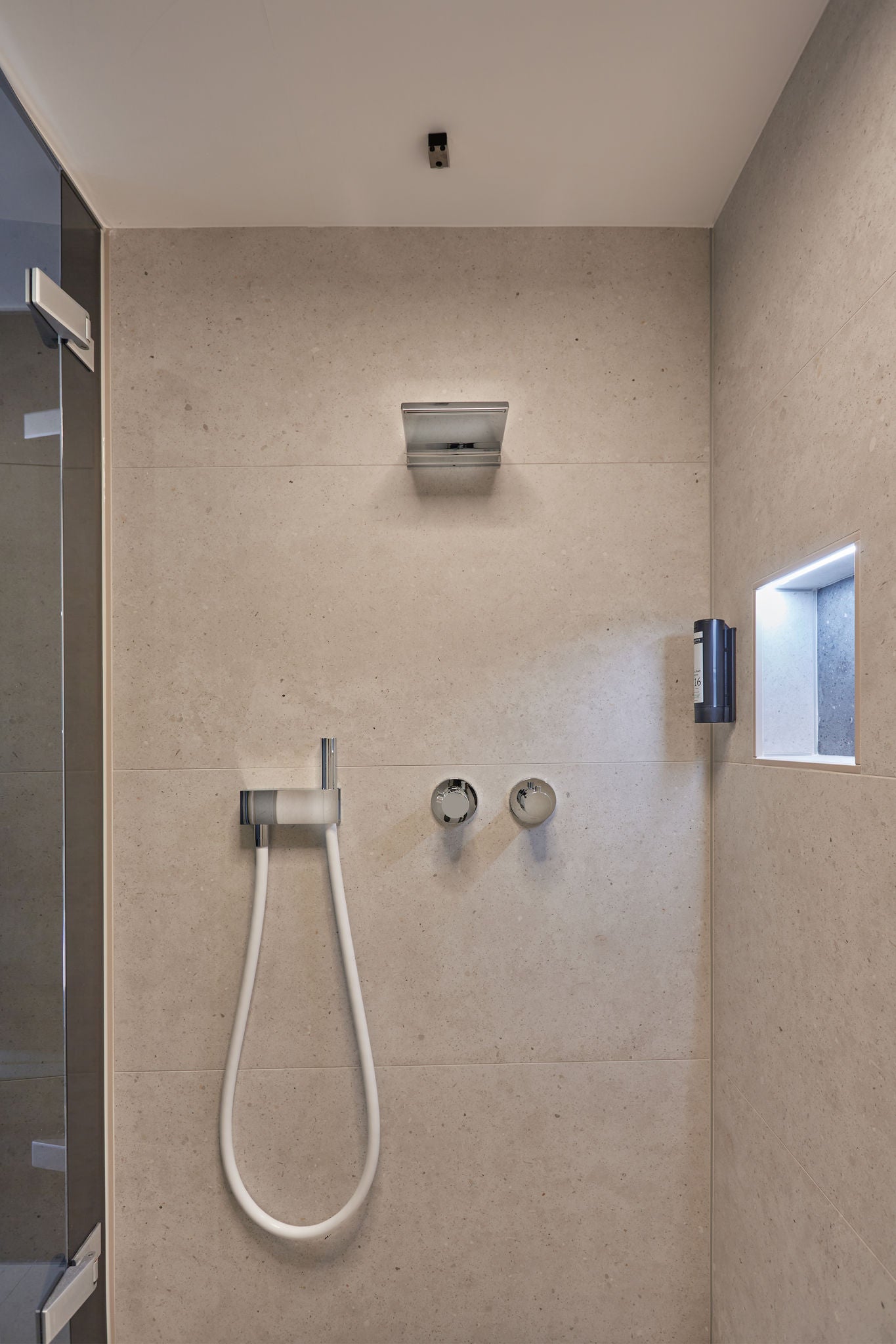 SPA shower in the four-season suite in Iserlohn with IXMO shower fittings, cast SPA hose and waterfall shower