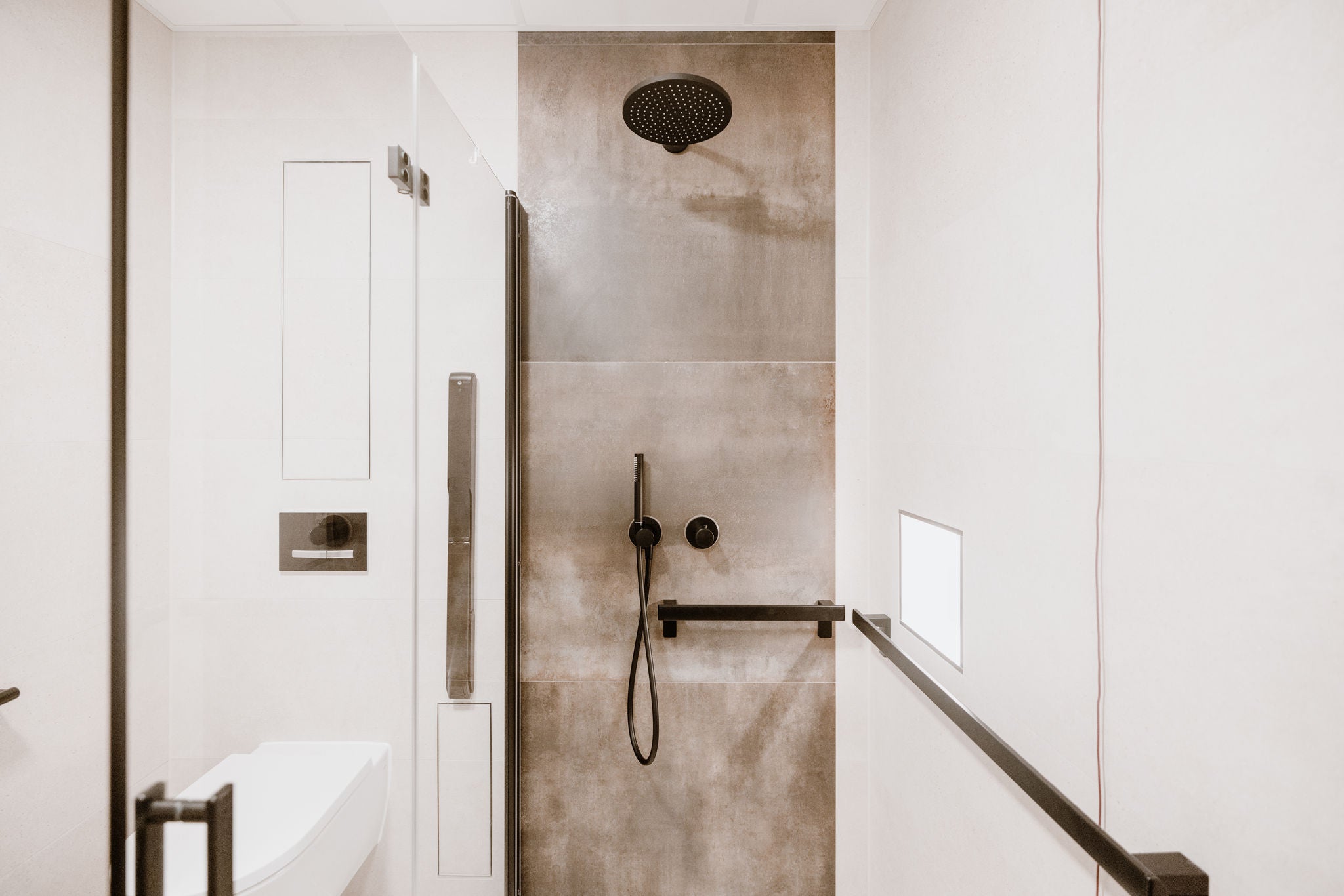 Schwarze IXMO Duscharmaturen und schwarze Axess Accessoires im Komfortzimmer des Ev. Krankenhaus Göttingen-Weende