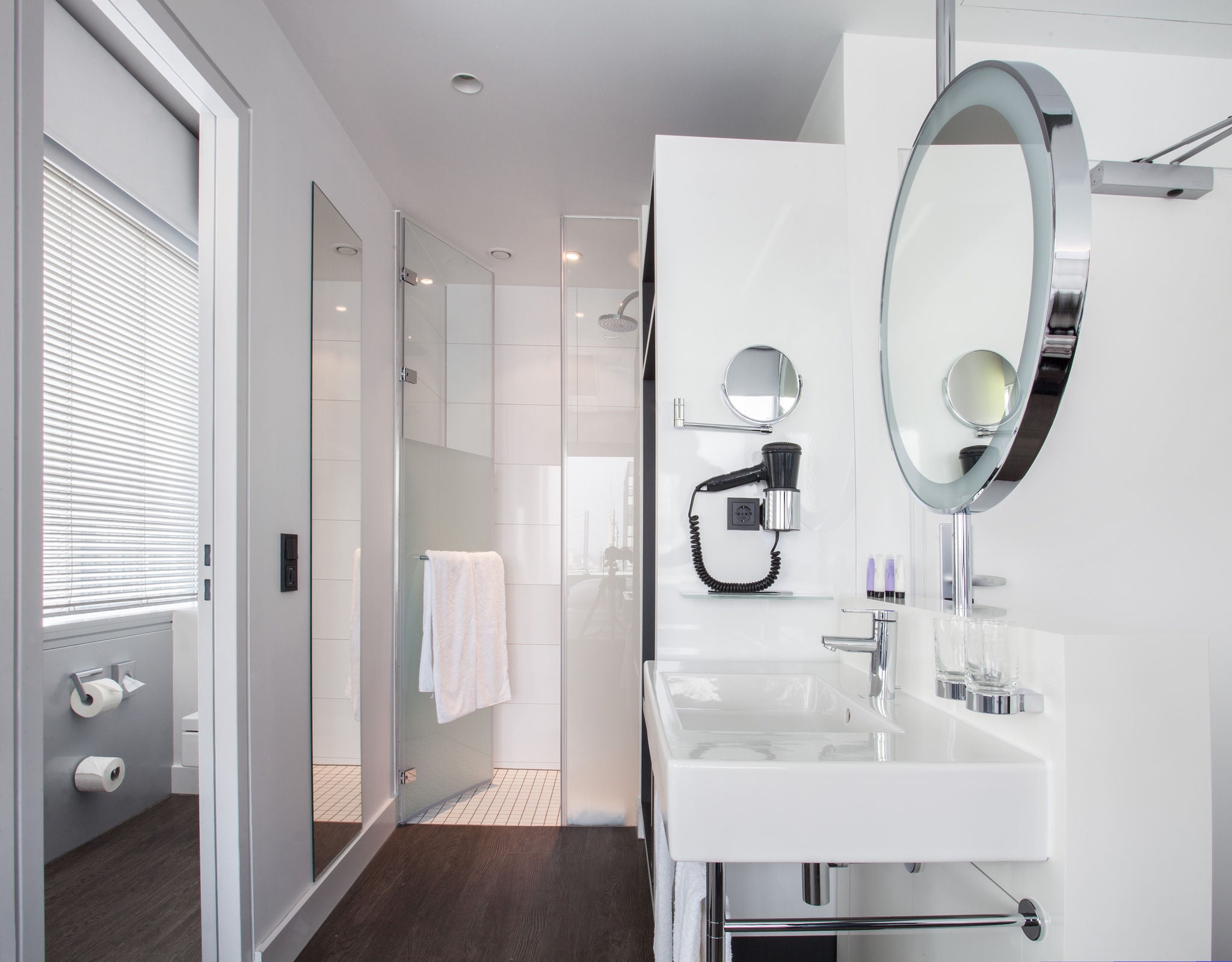 Innside Melia Hotel washbasin with PLAN fittings and accessories